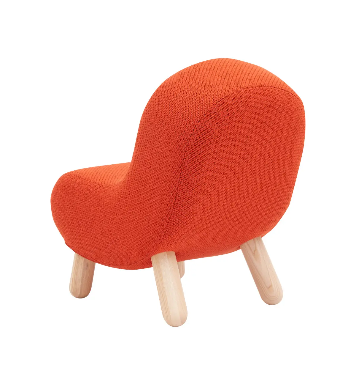Softline Bob Sessel in Orange aus rückwärtiger Perspektive mit abgerundeter gepolsterter Rückenlehne und vier hellen Holzbeinen.