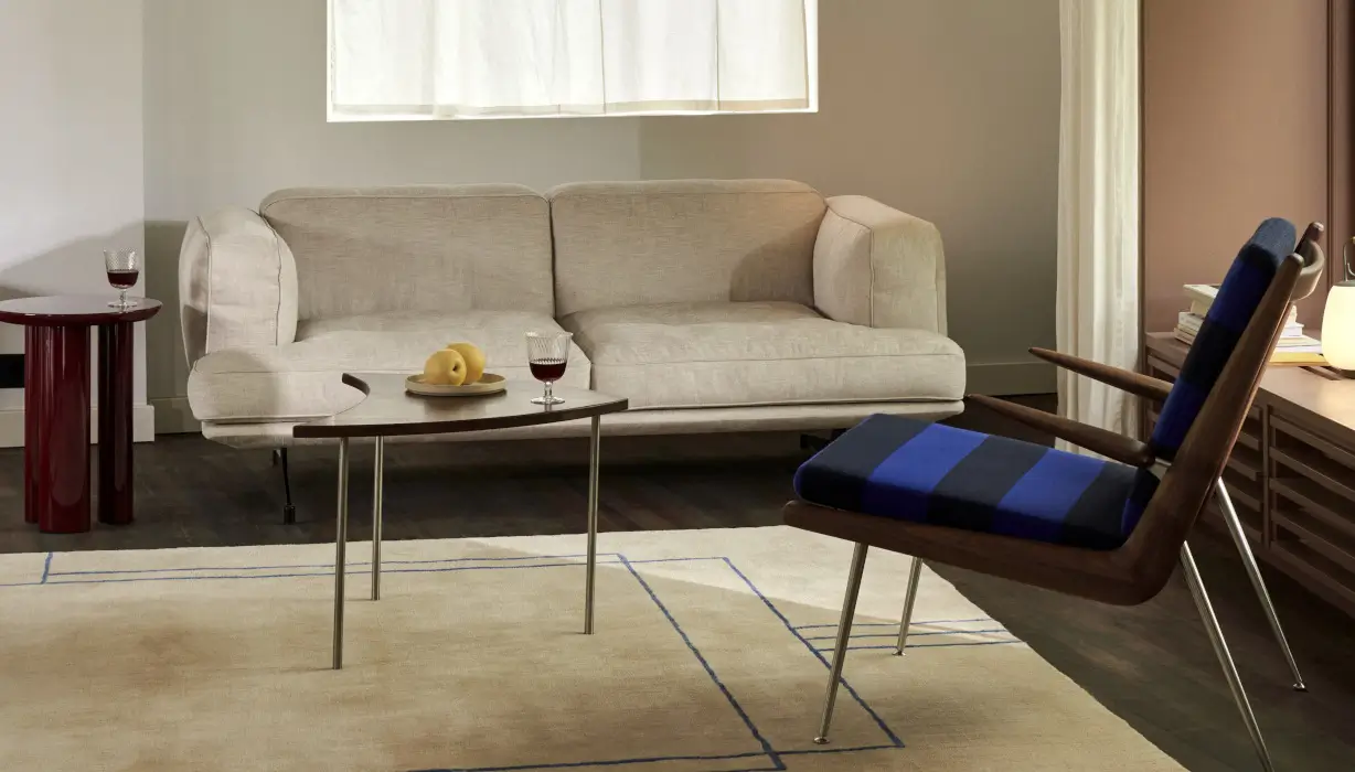 Sitzgruppe aus Sofa und Sessel mit Couchtisch im Wohnzimmer