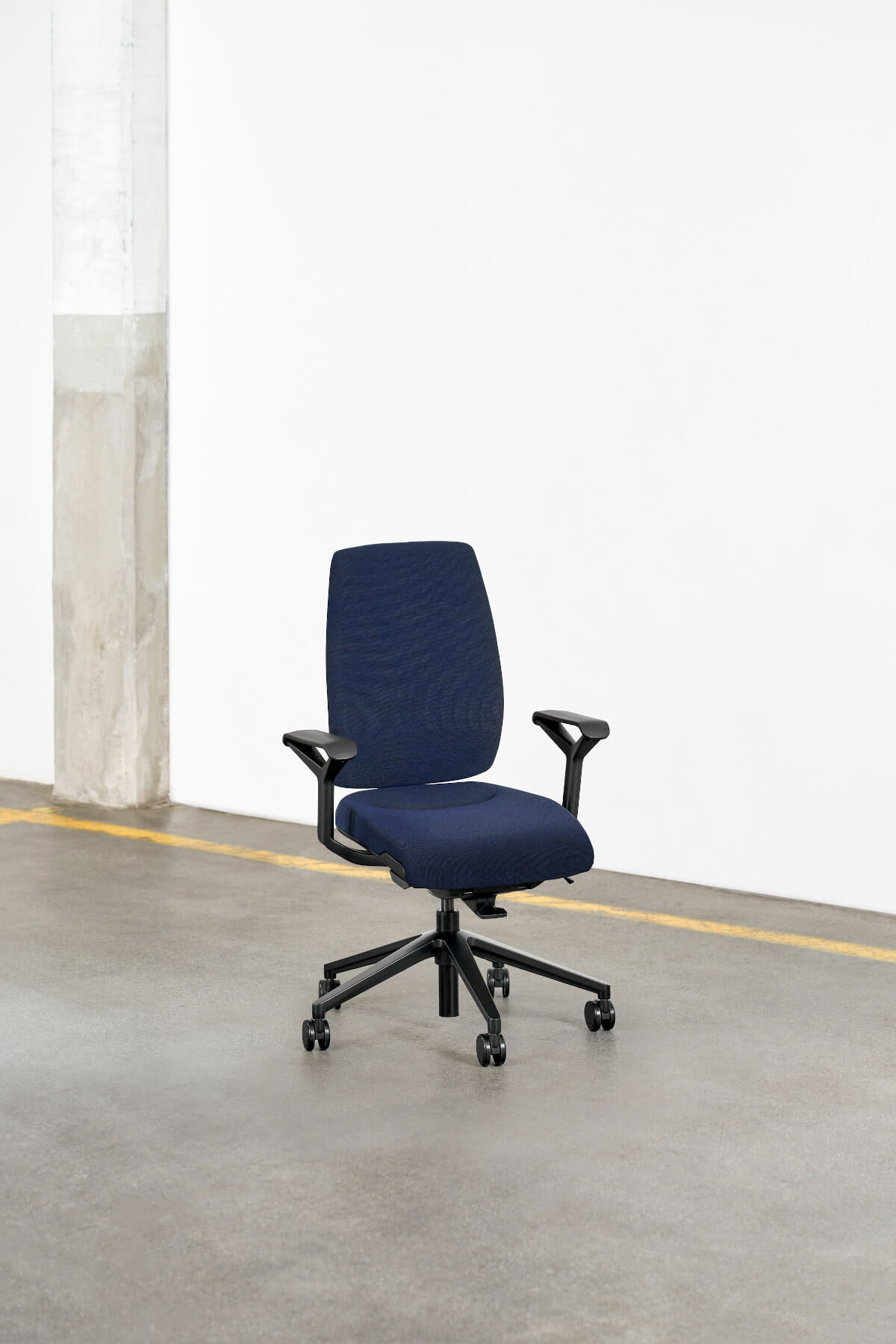 Giroflex 68-3509 Drehstuhl für Büro mit Polsterrücken, Armlehnen und robustem Fußkreuz