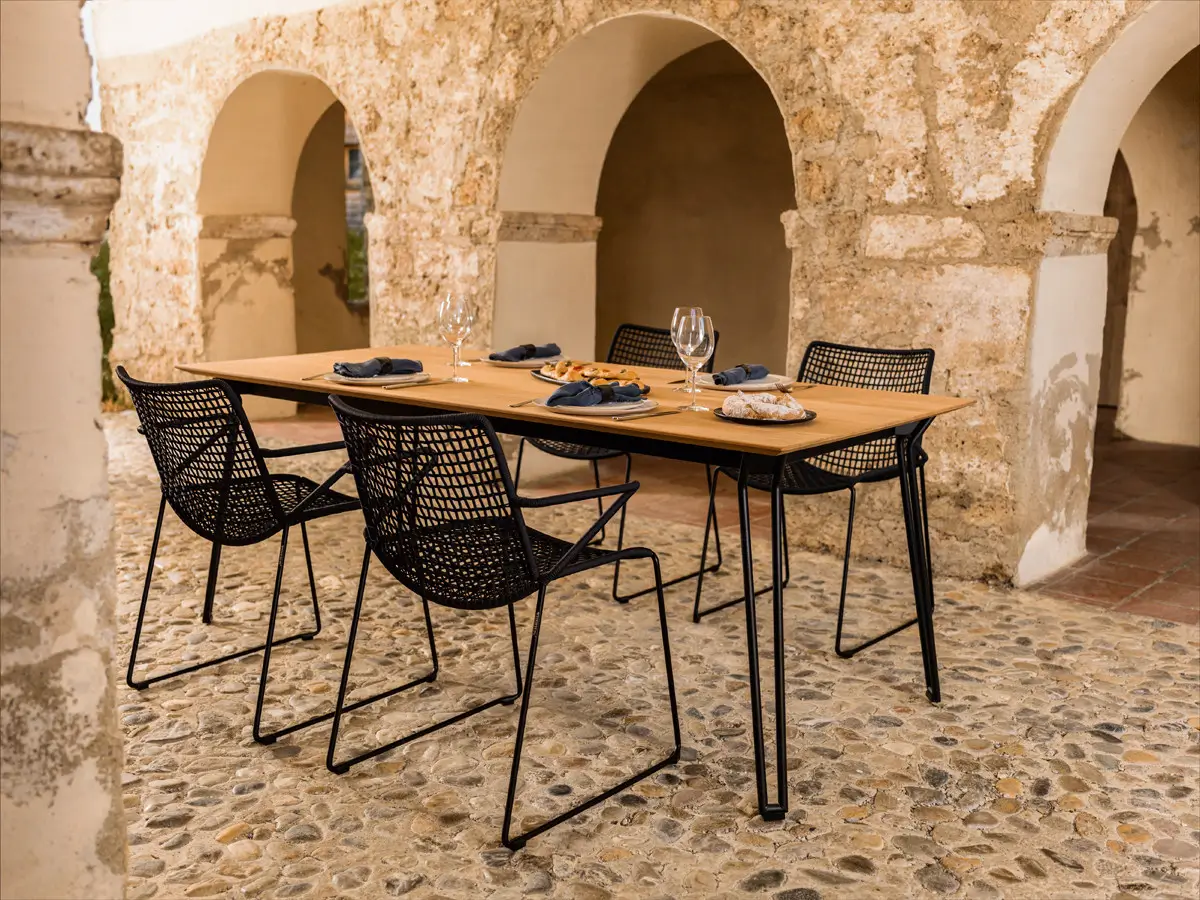Weishäupl Slope Tisch 200 x 90 cm mit massiver Teakholzplatte und schwarzem Gestell. Hochwertige Design-Sitzgruppe für Garten, Terrasse und Outdoor-Essbereiche.