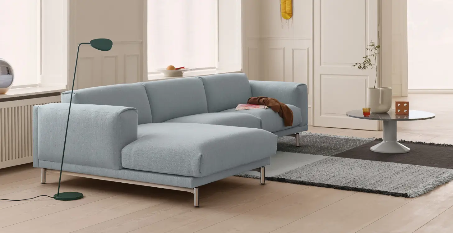 schmales-laengliches-wohnzimmer-mit-zwei-getrennten-zonen.webp?width=3000