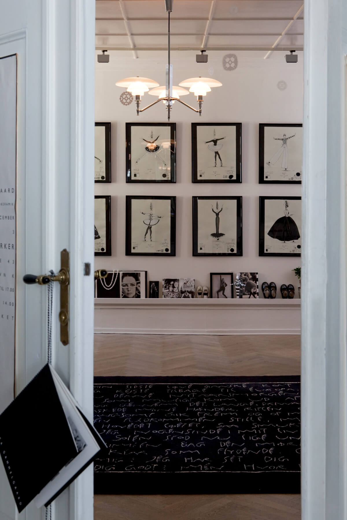 Zeitlose Pendelleuchte Louis Poulsen PH 3/2 mit Opalglas und eleganten Messingdetails für angenehme Beleuchtung.