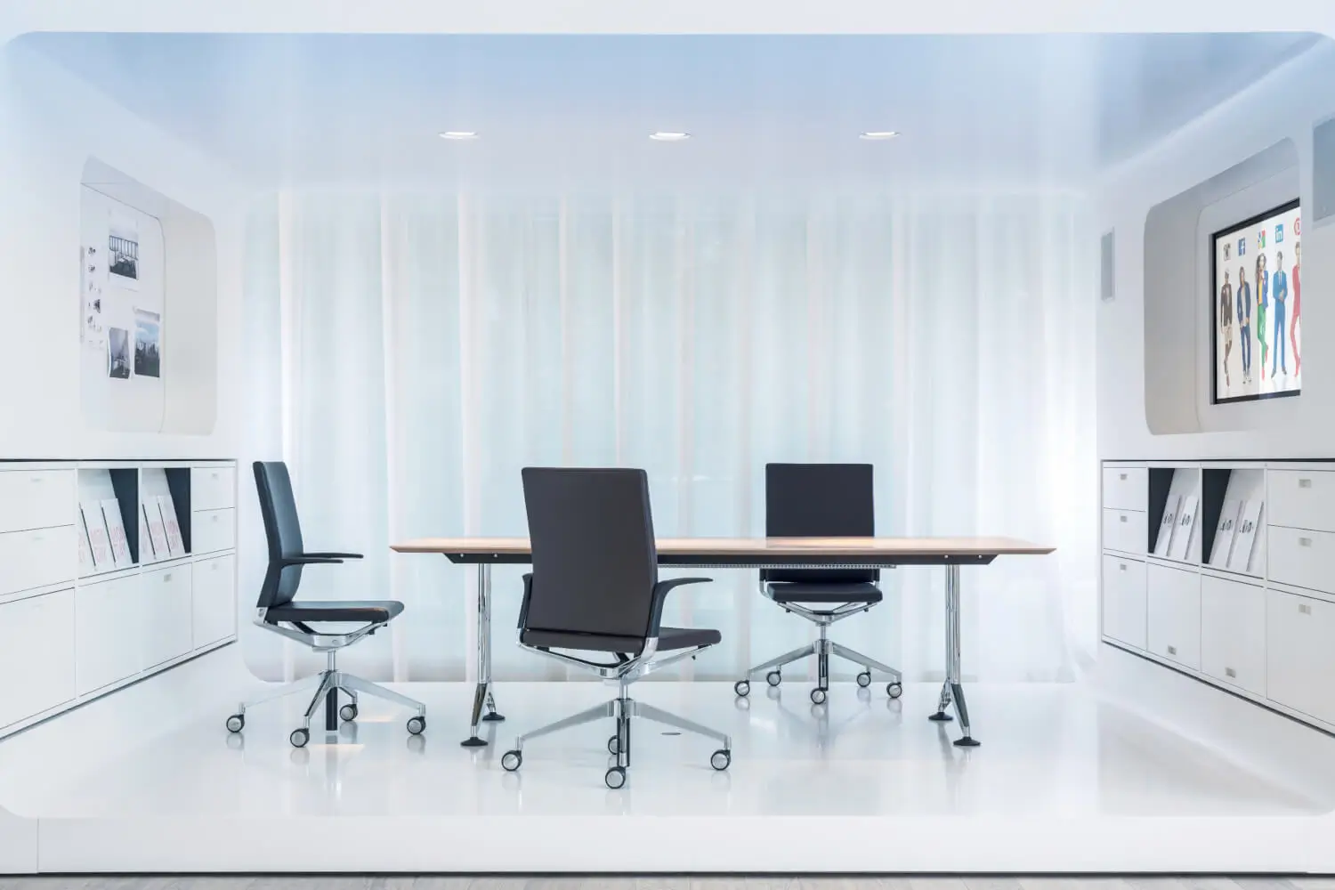 Girsberger Camiro Bürostühle mit hoher Rückenlehne rund um einen Konferenztisch im modernen Büro.