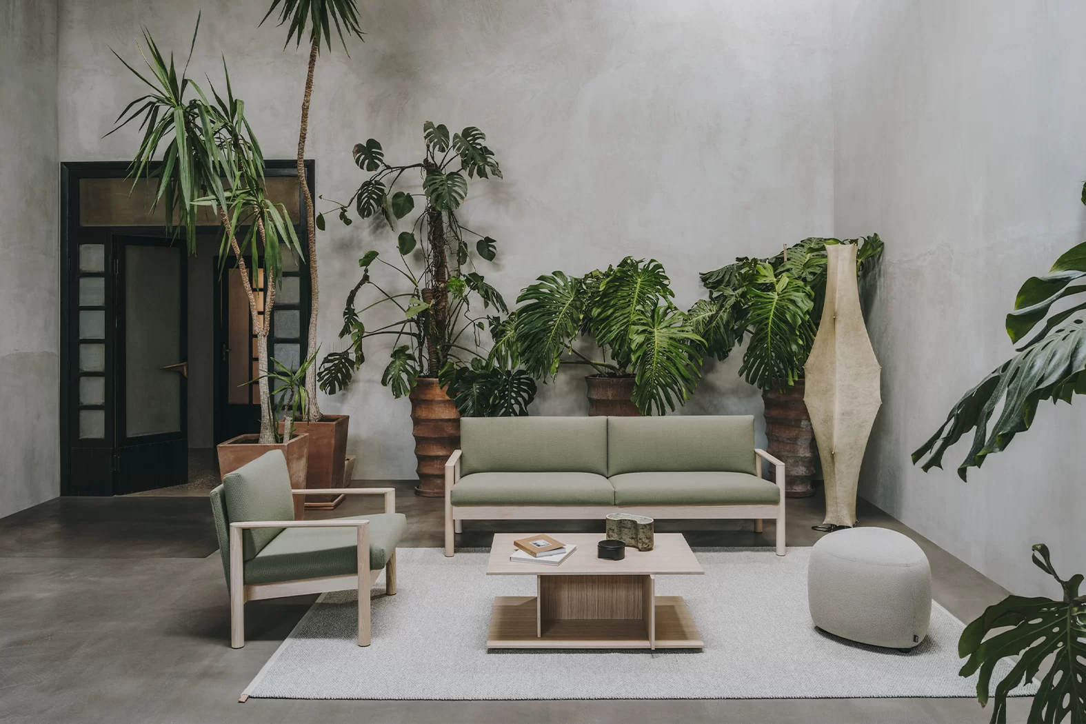Lapalma 1030 Sessel neben Sofa und Couchtisch in einem großzügigen Loungebereich