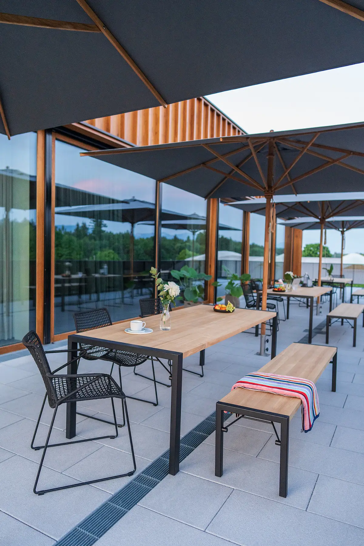 Weishäupl Teakschirm 300 x 300 cm auf Gastronomie-Terrasse