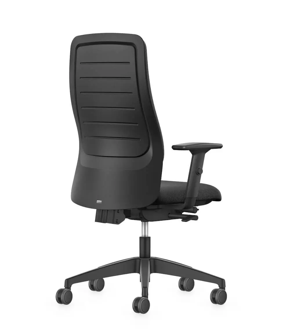 Interstuhl 152II Bürostuhl in Schwarz mit Armlehnen aus hinterer Perspektive