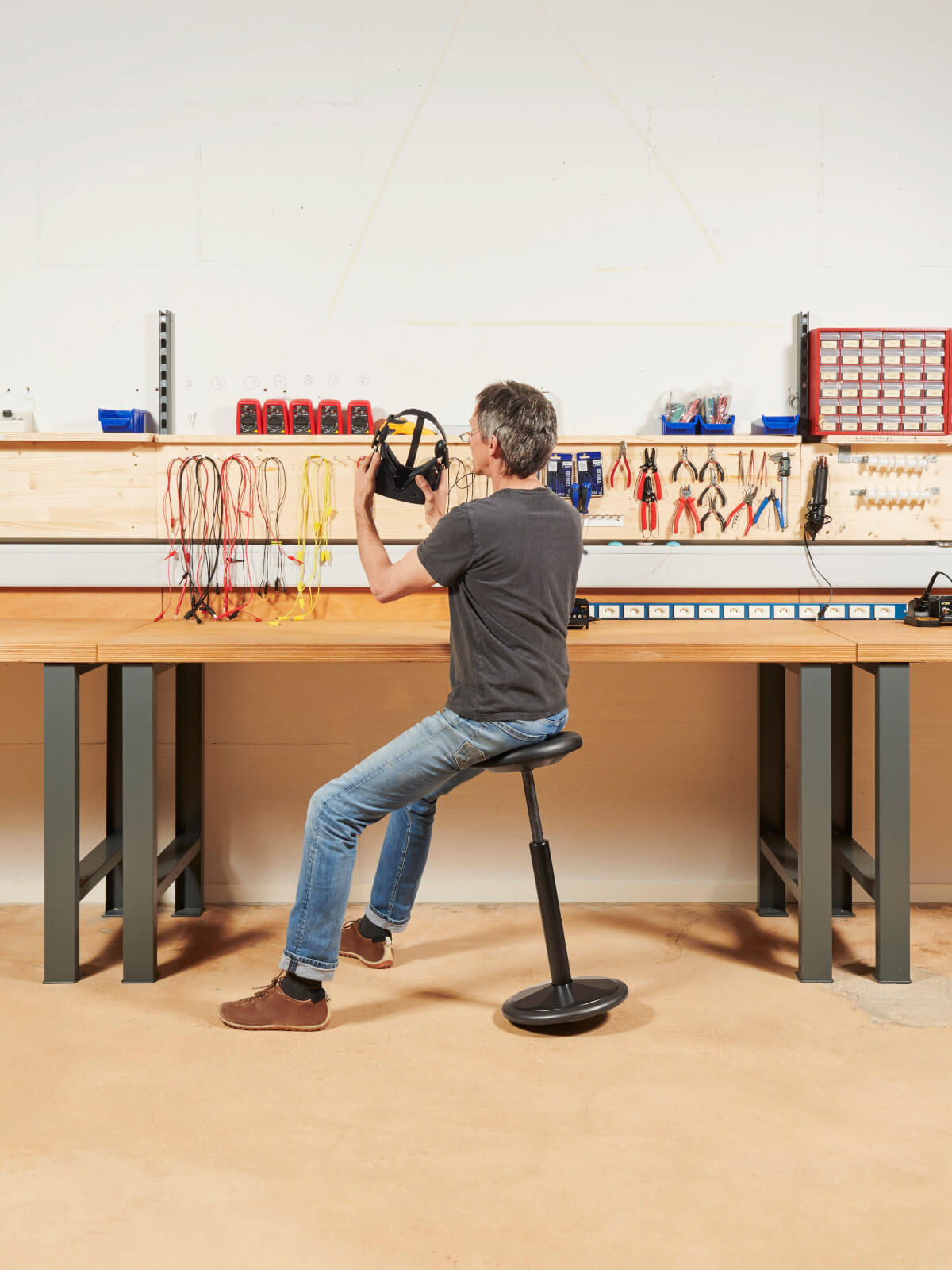 Giroflex 10-2020 Stehhocker mit ergonomischem Sitz und stabiler Basis für flexible Arbeitsplätze