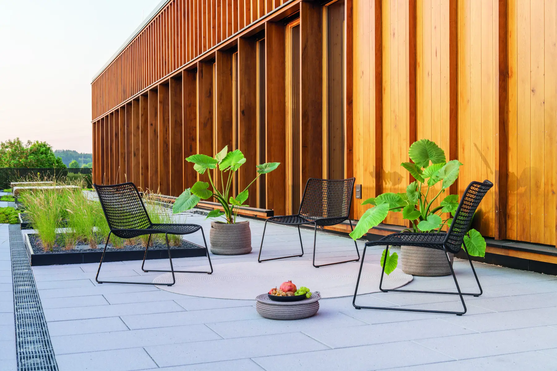 Weishäupl Slope Loungesessel als moderne Outdoor-Sitzgruppe in Schwarz für Terrasse, Garten und Loungebereich.