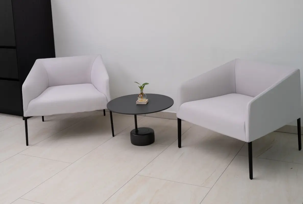 Loungebereich der hoch3d architektur mit zwei Arper Saari Loungesesseln und Arper Oell Couchtisch