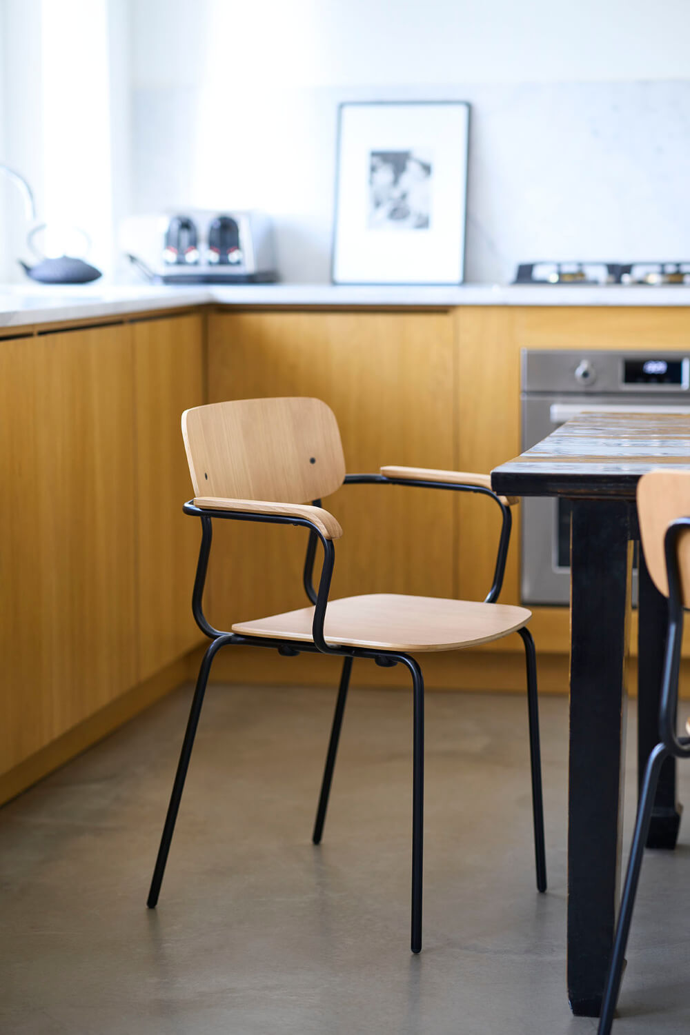 Moderner J183 Holmen Armlehnstuhl von FDB Møbler, schwarz/Eiche natur – elegant und komfortabel im Essbereich