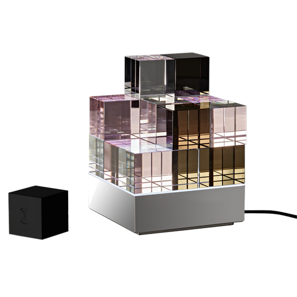 Tecnolumen Cubelight Move MSCL 4 als Tischleuchte im Raum mit gestapelten Glaswürfeln