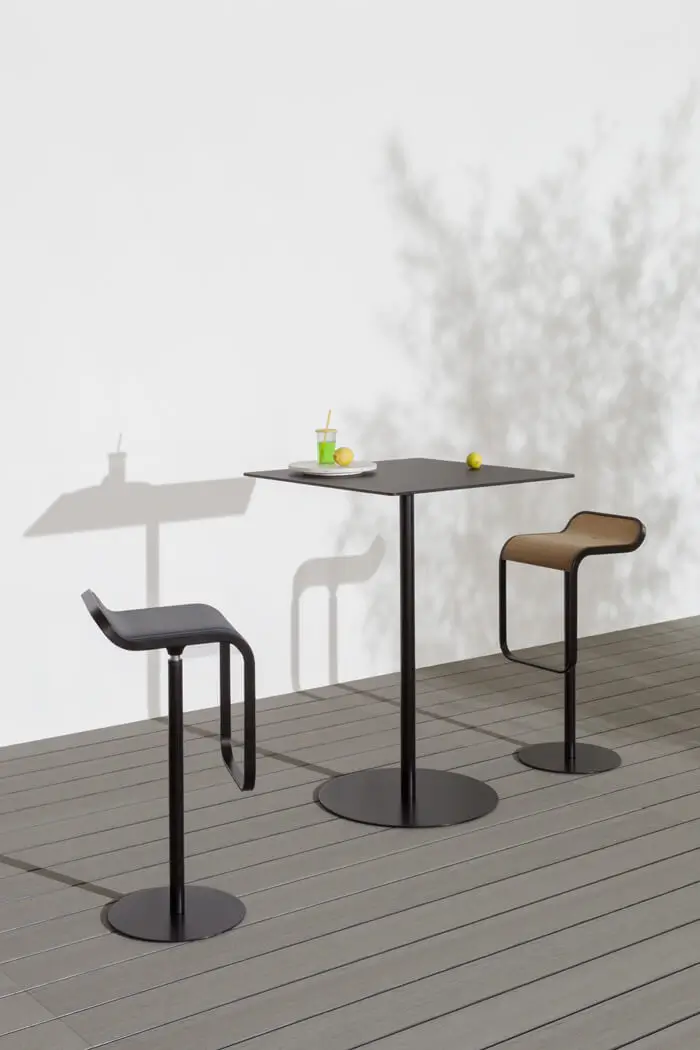 Lapalma LEM Outdoor-Barhocker an einem Hochtisch für Terrasse und moderne Außenbereiche.