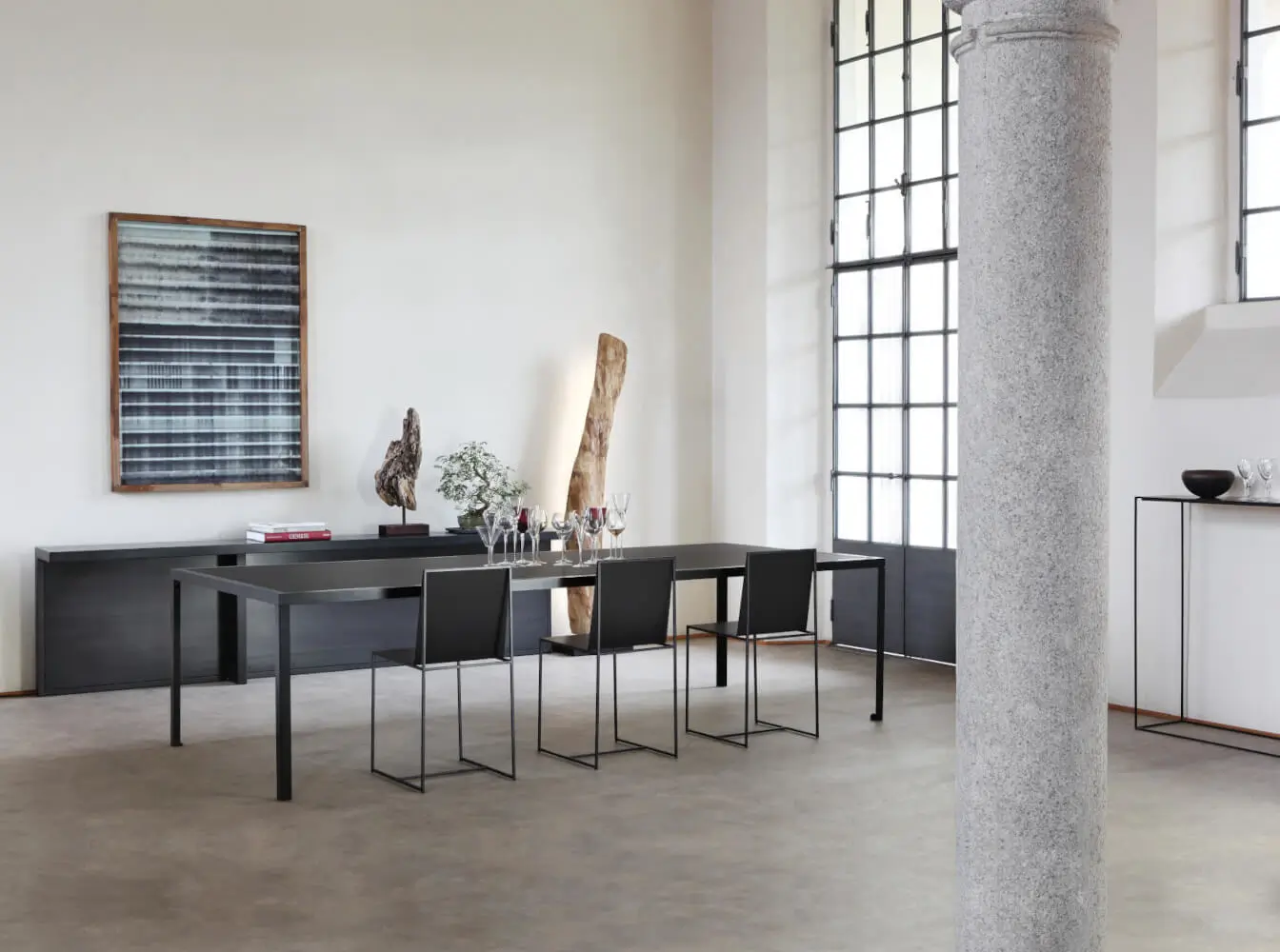 Zeus Tavolo Esstisch als stilvoller Mittelpunkt eines modernen Essplatzes mit filigranen Designstühlen.