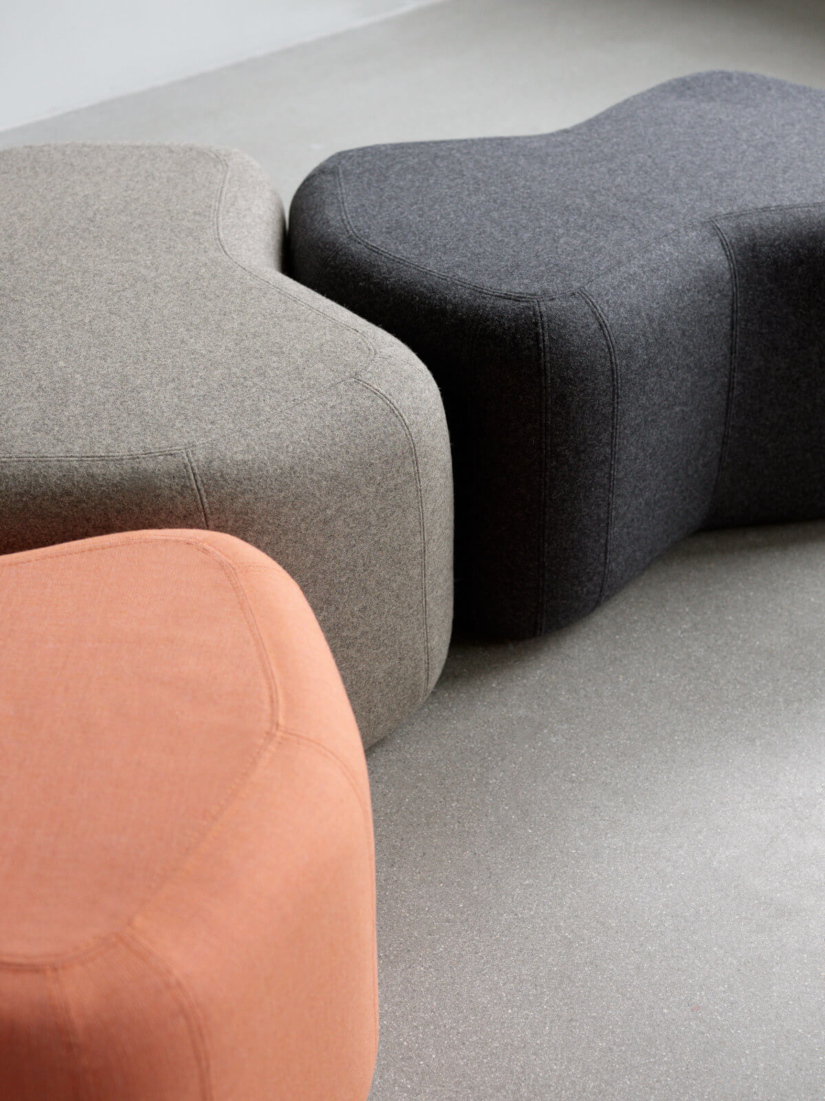 Softline Unit Hocker als modulares Sitzmöbel, kompakter Polsterhocker für flexible Raumgestaltung