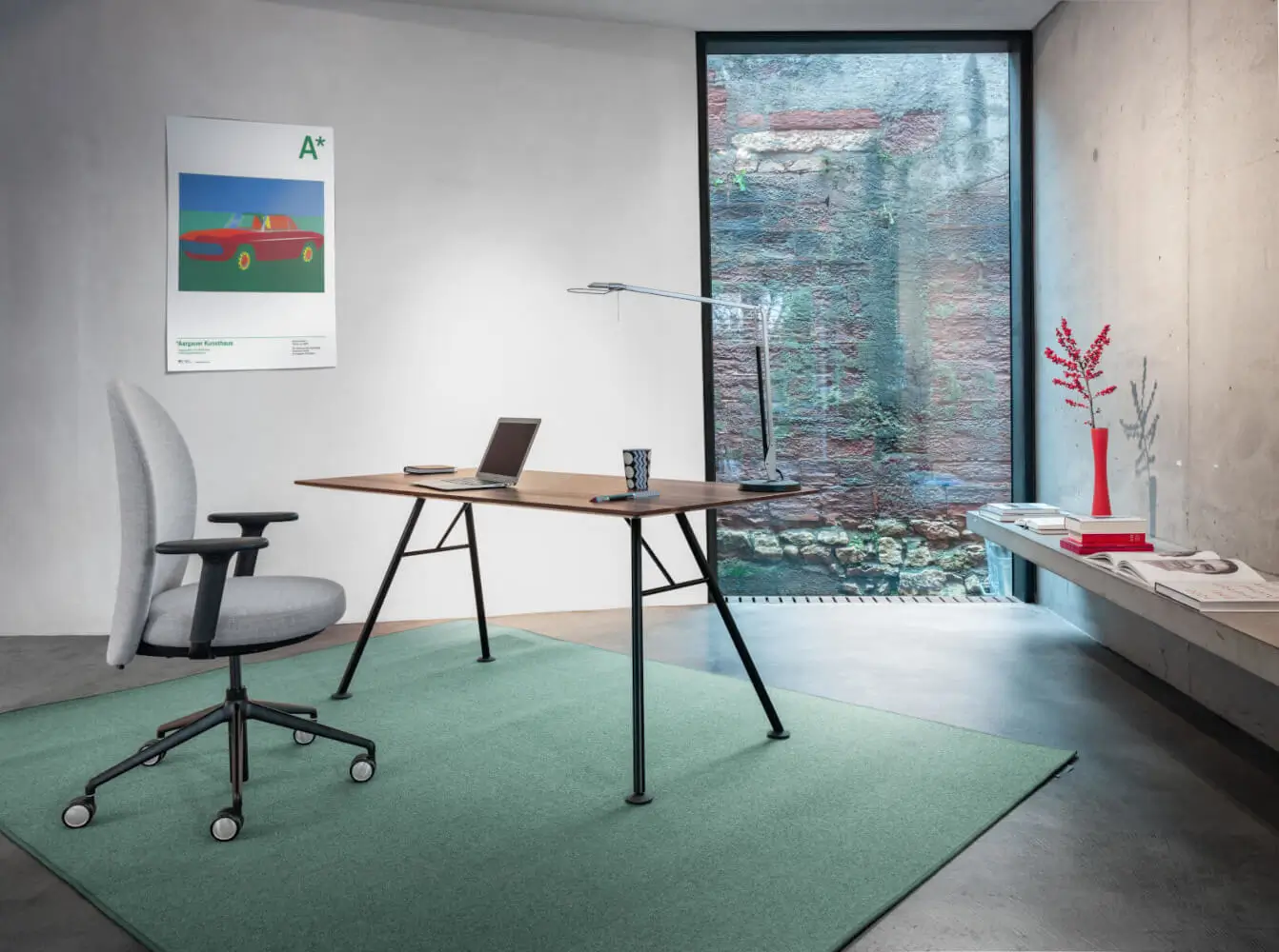 Girsberger Akio Steel Tisch als moderner Bürotisch in einem hellen Büro.