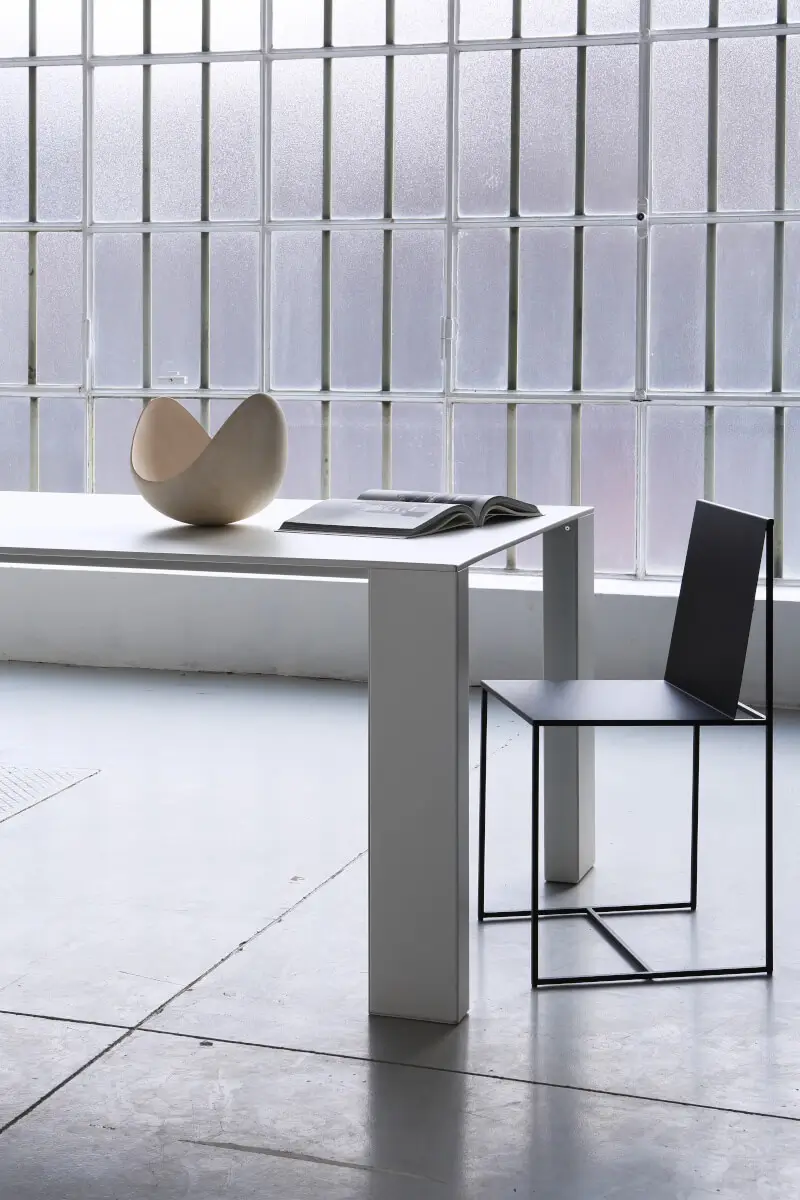 Detailaufnahme des Zeus Big Gim Esstisches mit klaren Kanten und minimalistischer Formgebung.