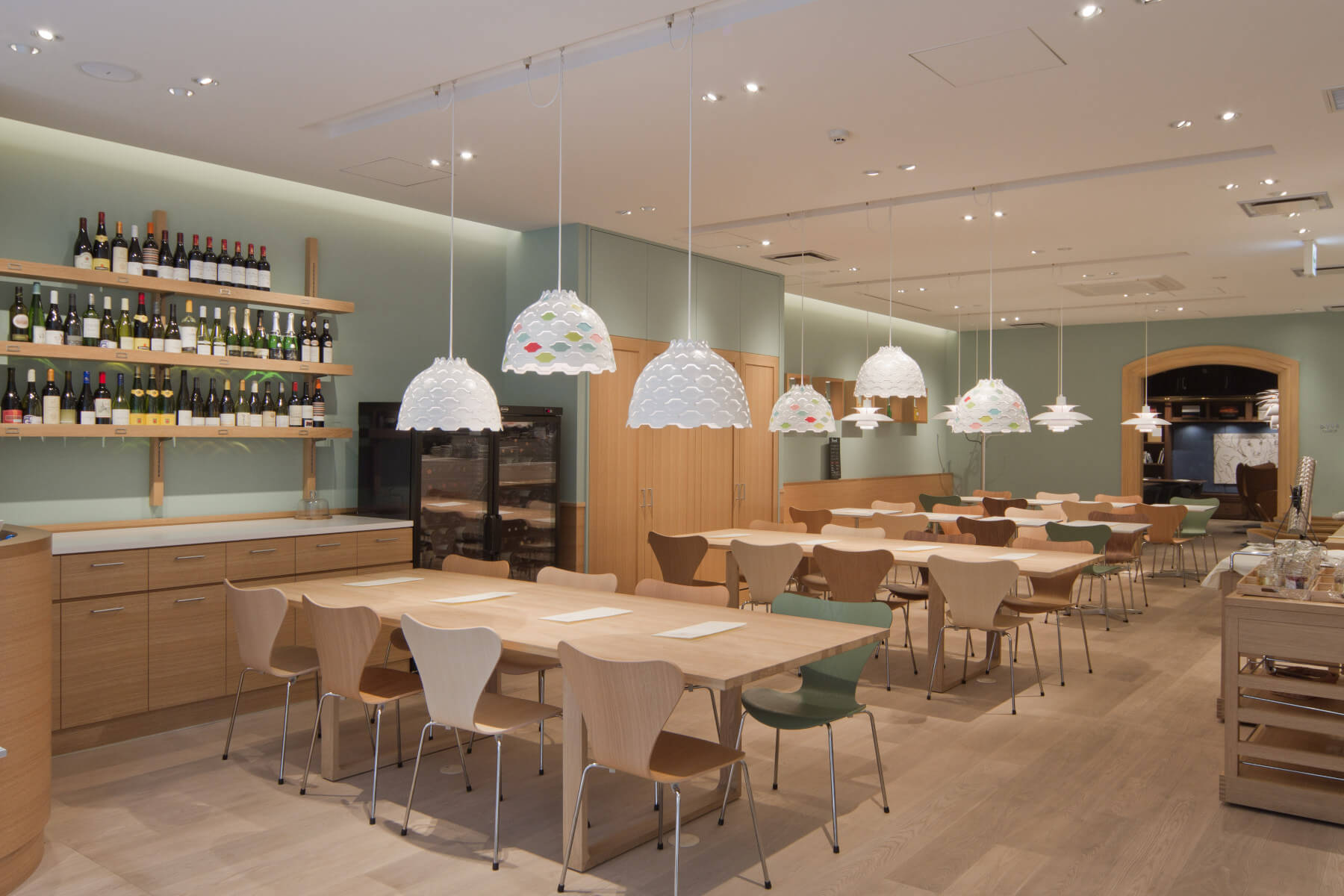 Weiße LC Shutters Pendelleuchte von Louis Poulsen mit durchbrochenem Schirm für sanftes, blendfreies Licht.