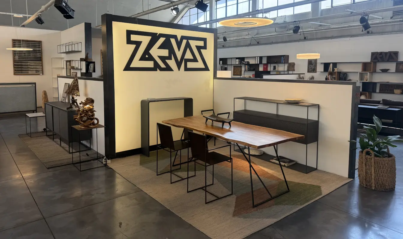 Zeus Noto Showroom in Mailand mit großem Zeus Logo, Holztisch und schwarzen Stühlen