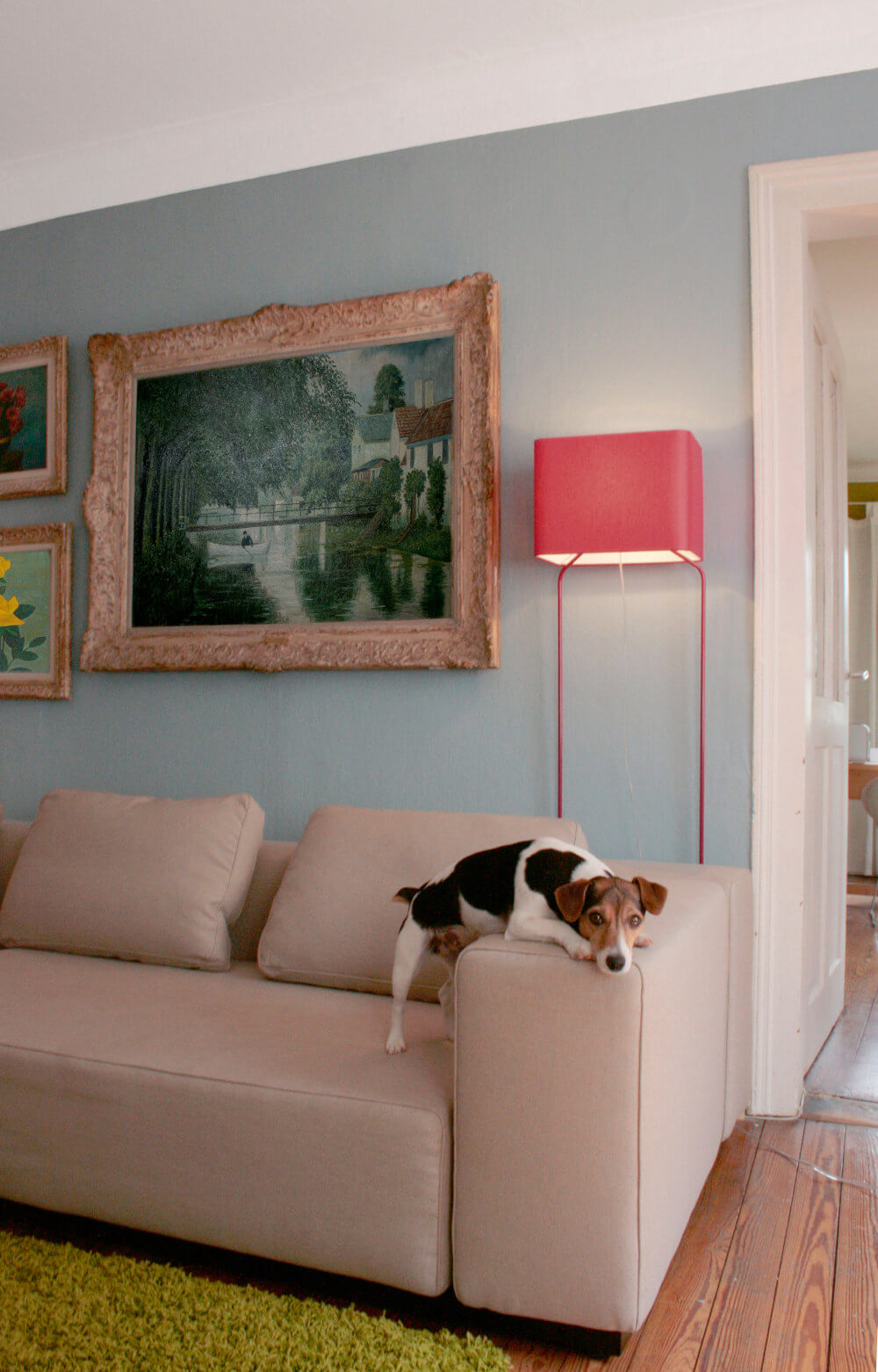 Design-Stehleuchte FRAUMAIER ThinLissie mit filigranem Gestell und hochwertigem Stoffschirm.