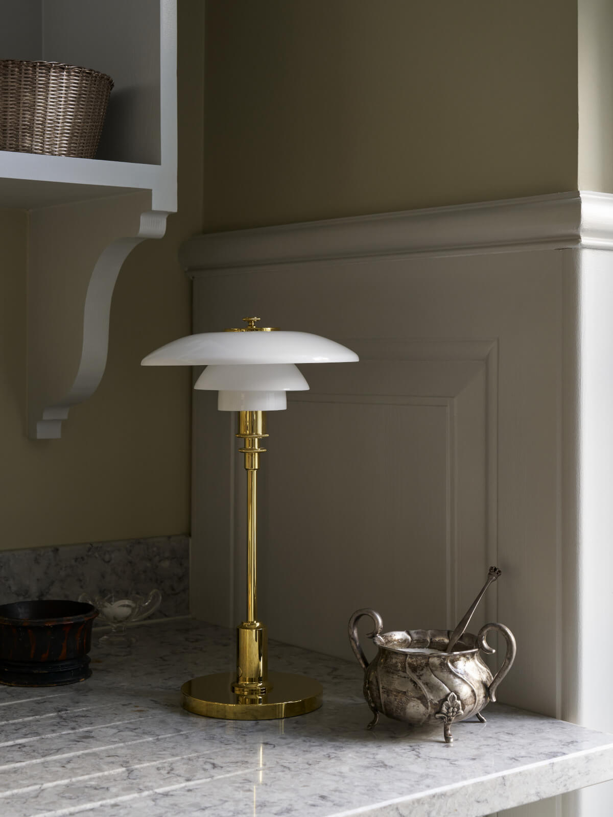 Louis Poulsen PH 2/1 Portable Tischleuchte mit tragbarem Design für stimmungsvolle Ambiente-Beleuchtung.