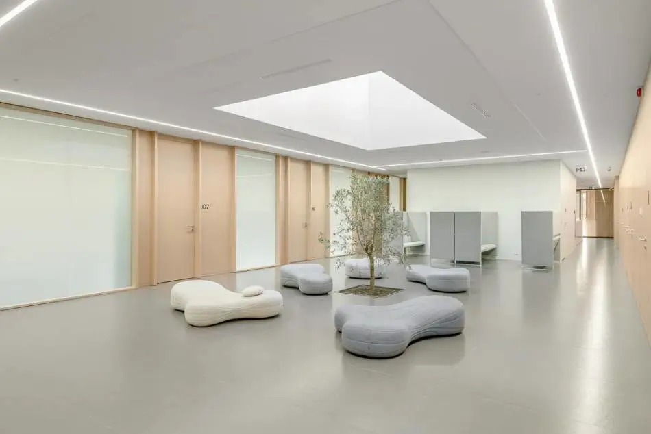 Noti Bouli Sofa 3-Sitzer mit Fußgleitern in hellen Grau- und Weißtönen in einem modernen Lounge-Bereich