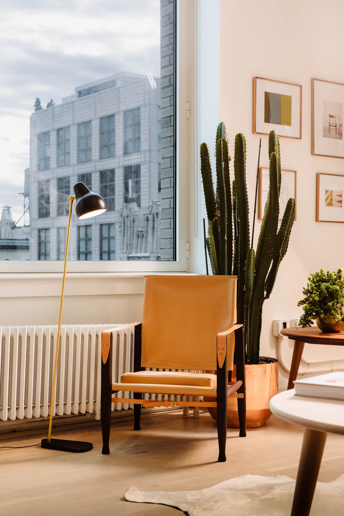 Louis Poulsen VL 38 Stehleuchte, dimmbare Stehlampe für wohnliche Atmosphäre und gezielte Raumbeleuchtung.