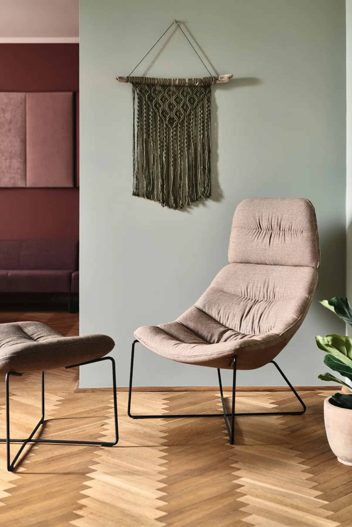 Noti Mishell Soft XL Fußhocker mit 4-Stern-Drehgestell zusammen mit passendem Loungesessel im Wohnbereich