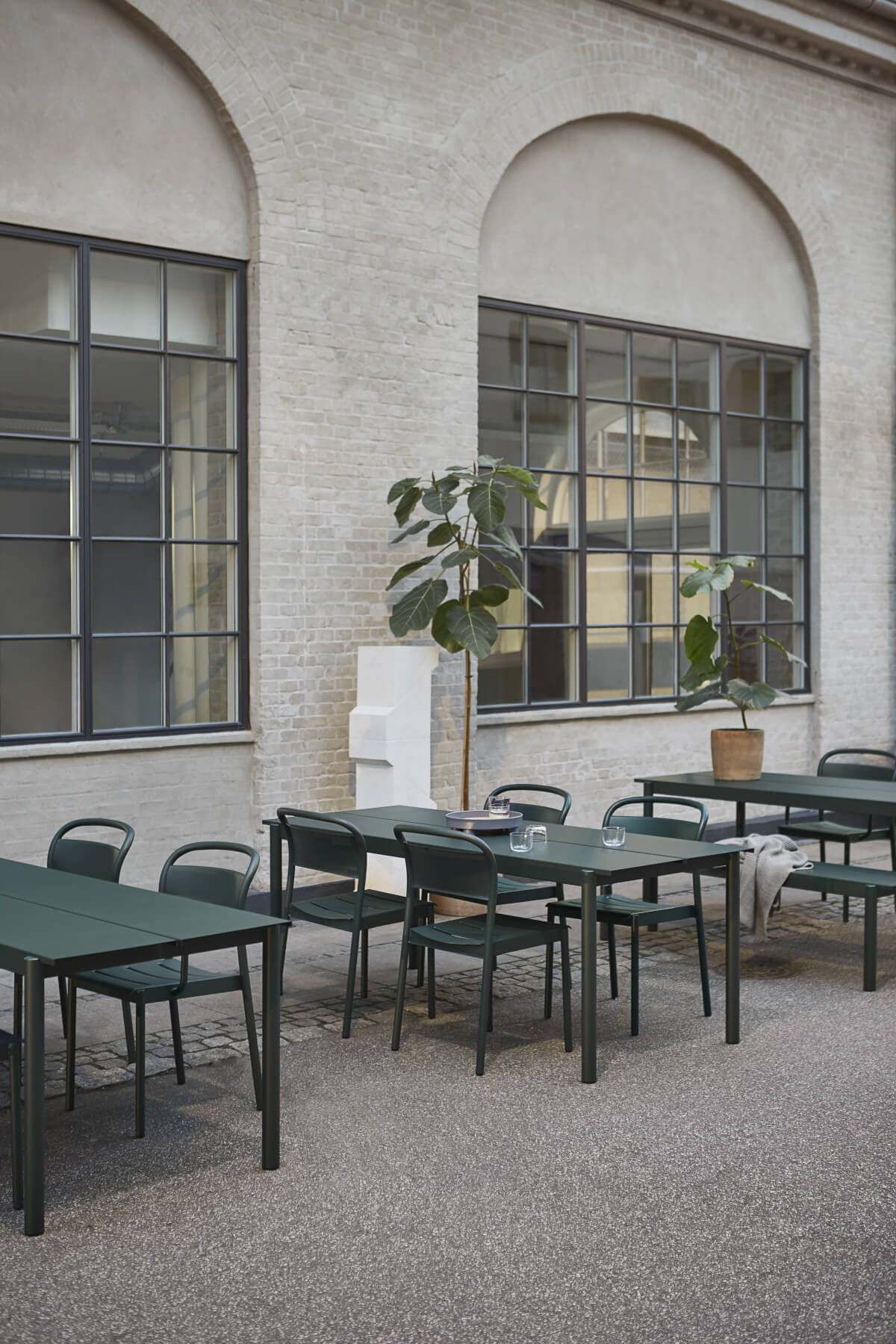Linear Steel Gartentisch, 200 x 75 cm, dunkelgrün