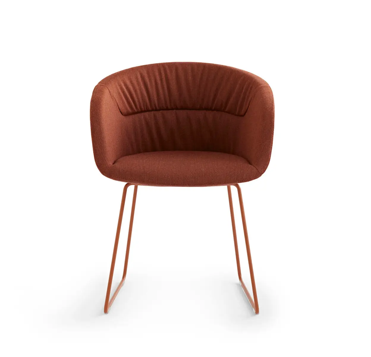 Frontalansicht des Noti Paxt Soft Stuhls in Terracotta mit geschwungener Rückenlehne und schlankem Kufengestell