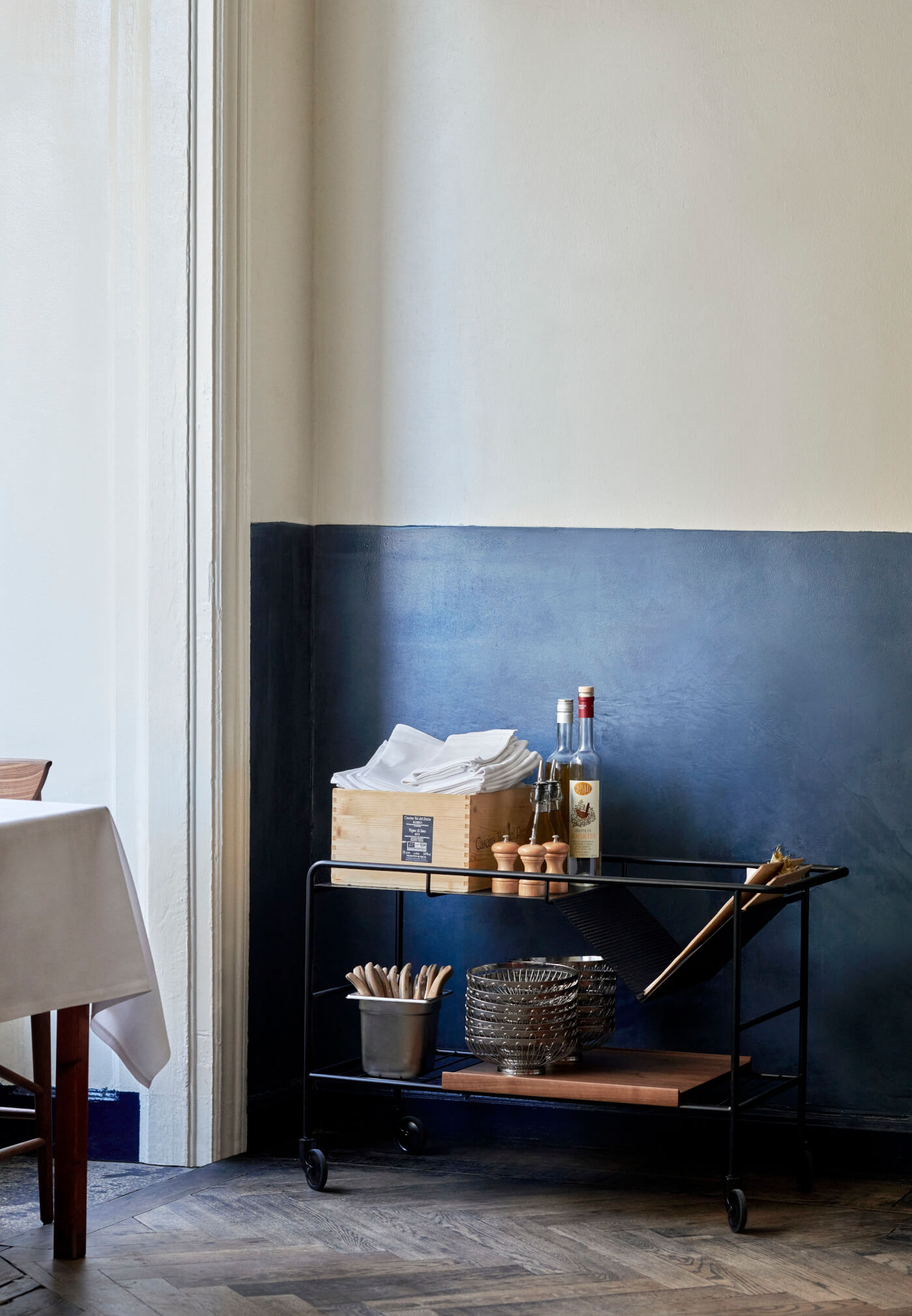 Schwarzer &Tradition Alima NDS1 Design-Servierwagen mit lackierter Eichenablage – ideal als Bar- oder Beistellwagen