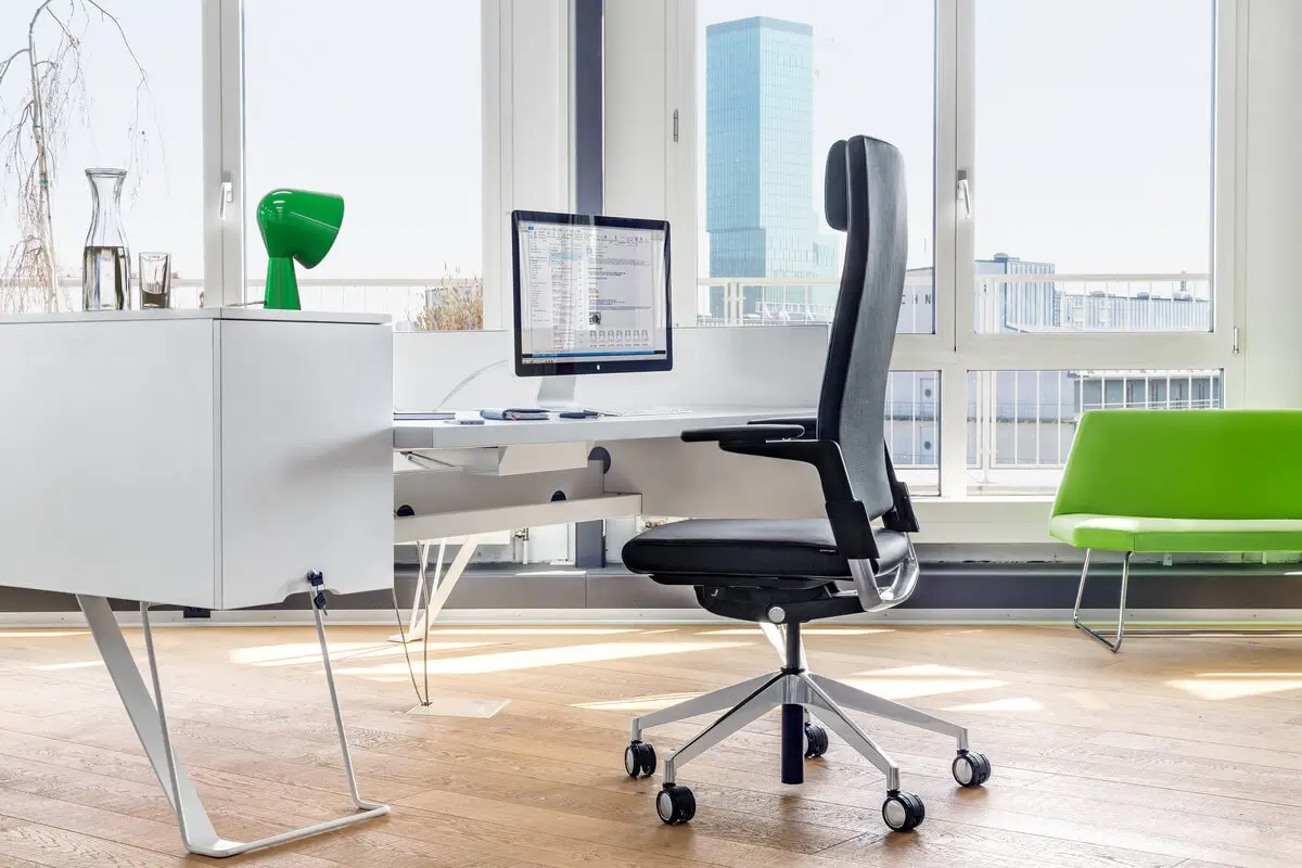 Girsberger Camiro Bürostuhl mit hoher Rückenlehne und Kopfstütze für ergonomisches Arbeiten im Büro.