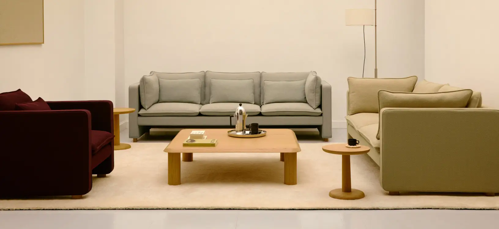 Großes Wohnzimmer gemütlich eingerichtet mit Sofa, Sesseln und Couchtisch