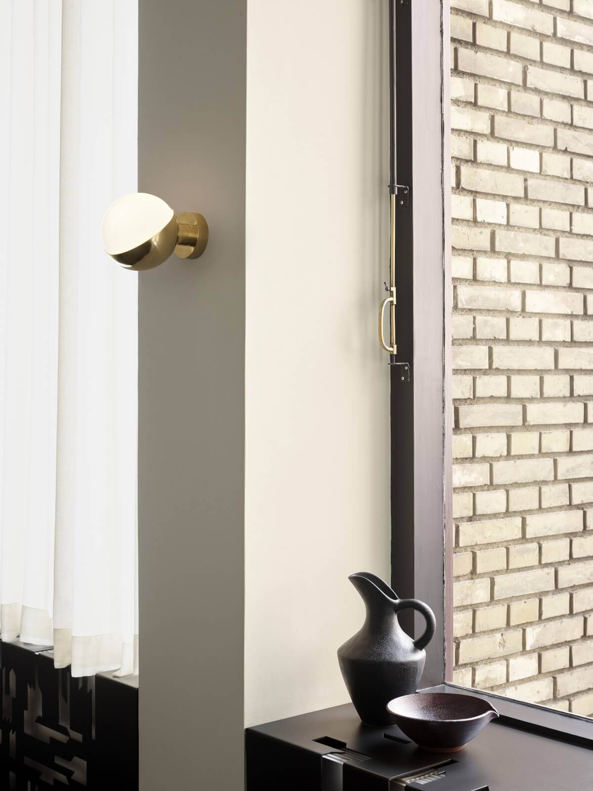 Louis Poulsen VL Studio Wandlampe mit diffusem Licht und hochwertigem Materialmix aus Glas und Metall.