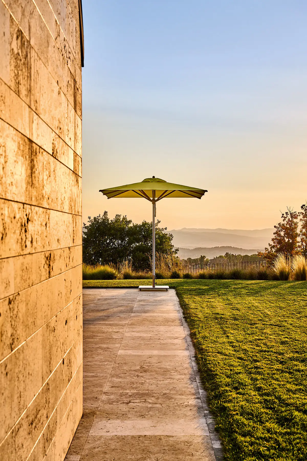 Weishäupl Trendschirm 250 x 250 cm in Limone auf moderner Terrasse mit Blick in die Gartenlandschaft