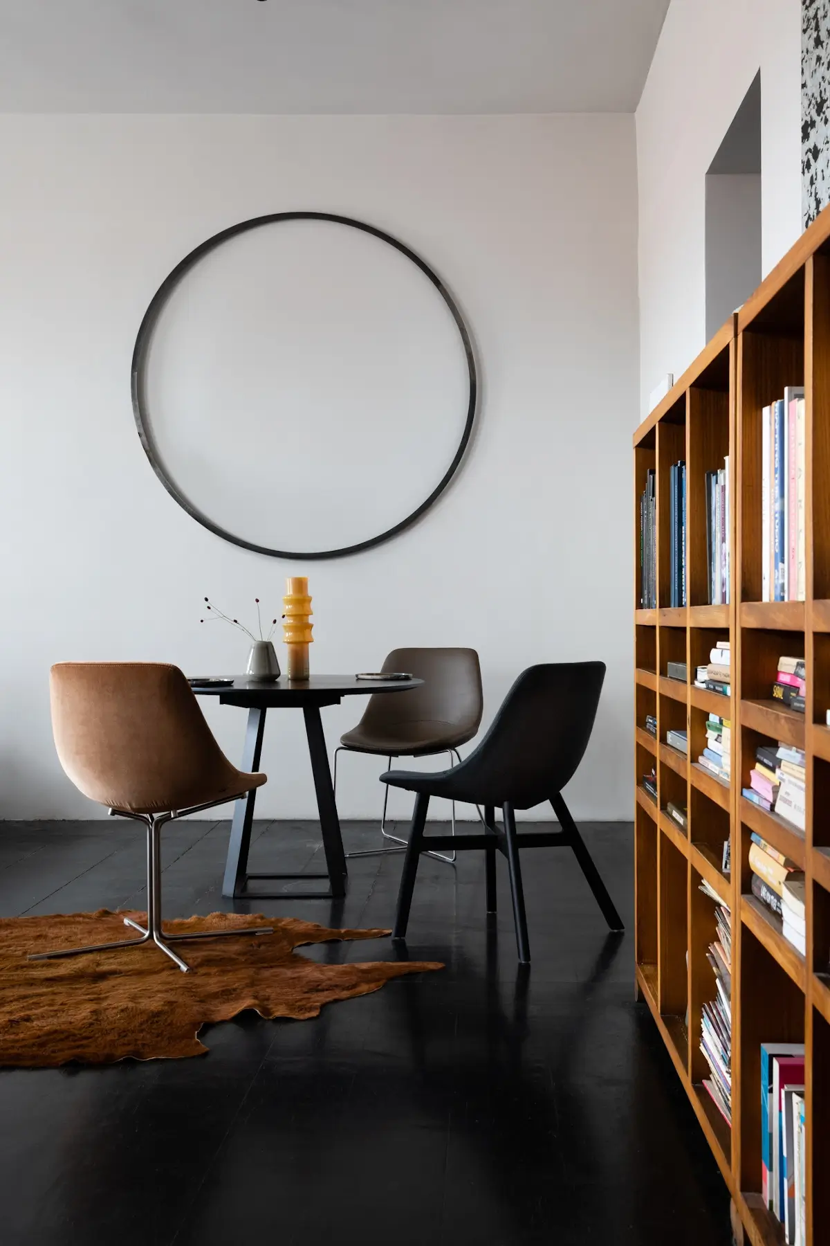 Noti Mishell Stuhl mit Holzbeinen als Teil einer modernen Esszimmer-Einrichtung