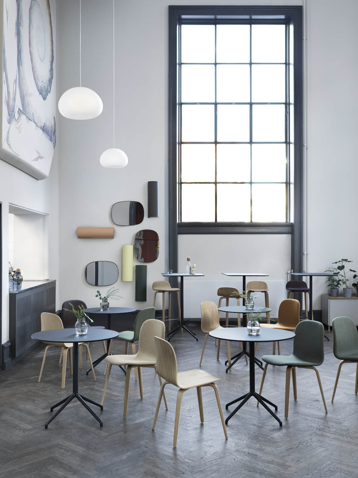 Muuto Fluid Pendelleuchte in stilvollem Ambiente, skandinavisches Design mit weichem, diffusen Licht