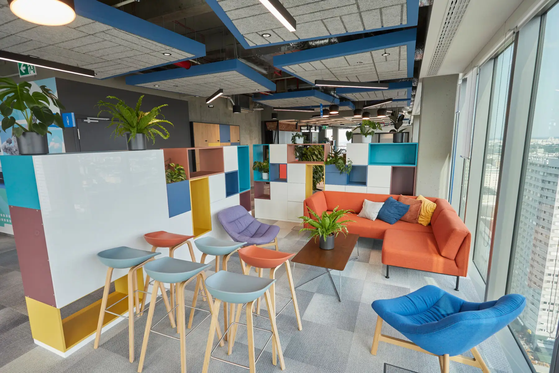 Noti Mishell Soft Sessel mit Holzbeinen als komfortable Lounge-Sitzmöbel im Büro
