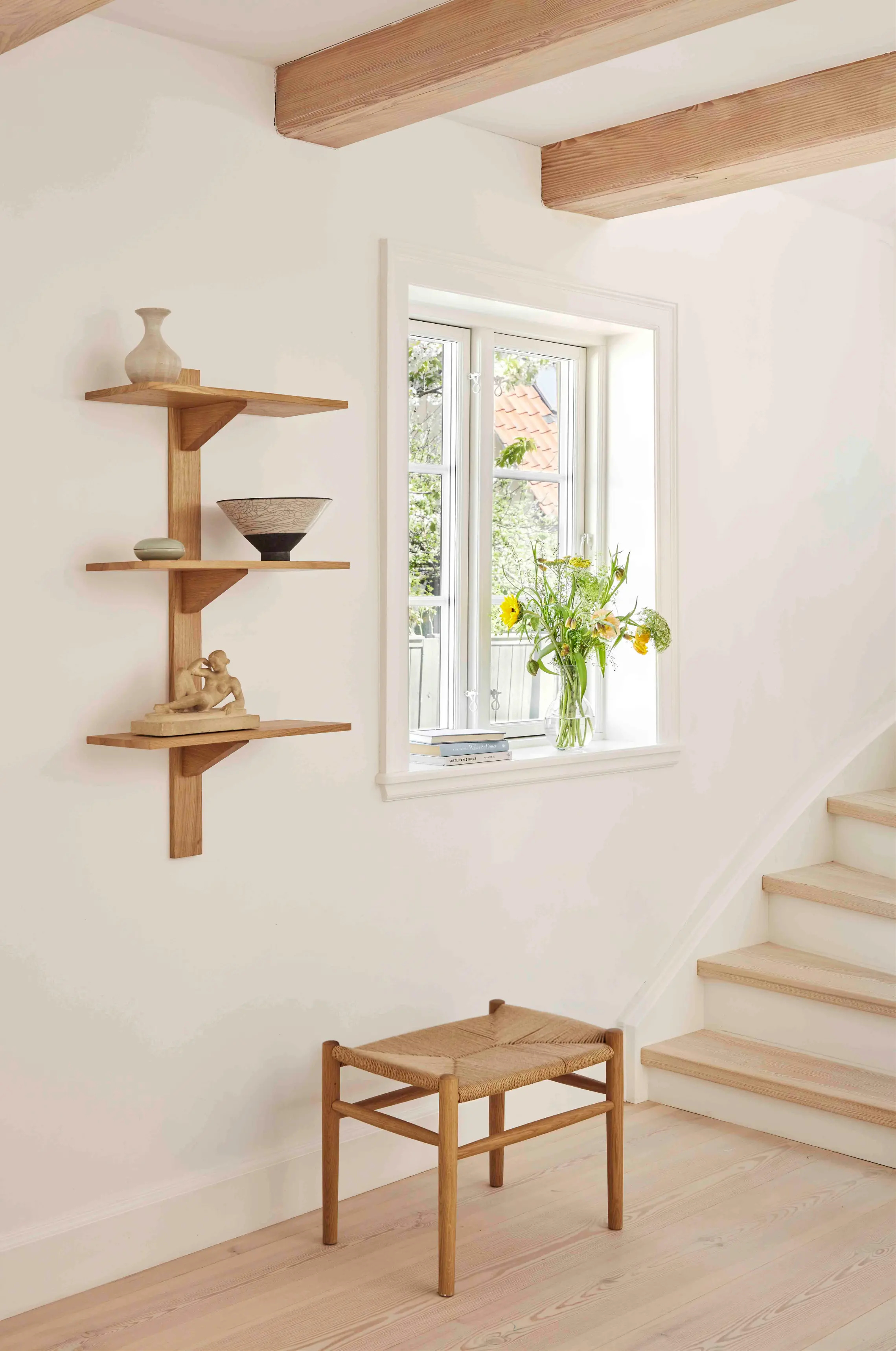 Modernes B100 Wandregal von FDB Møbler, klar strukturiert, praktisch für Bücher, Dekoration oder Alltagsgegenstände