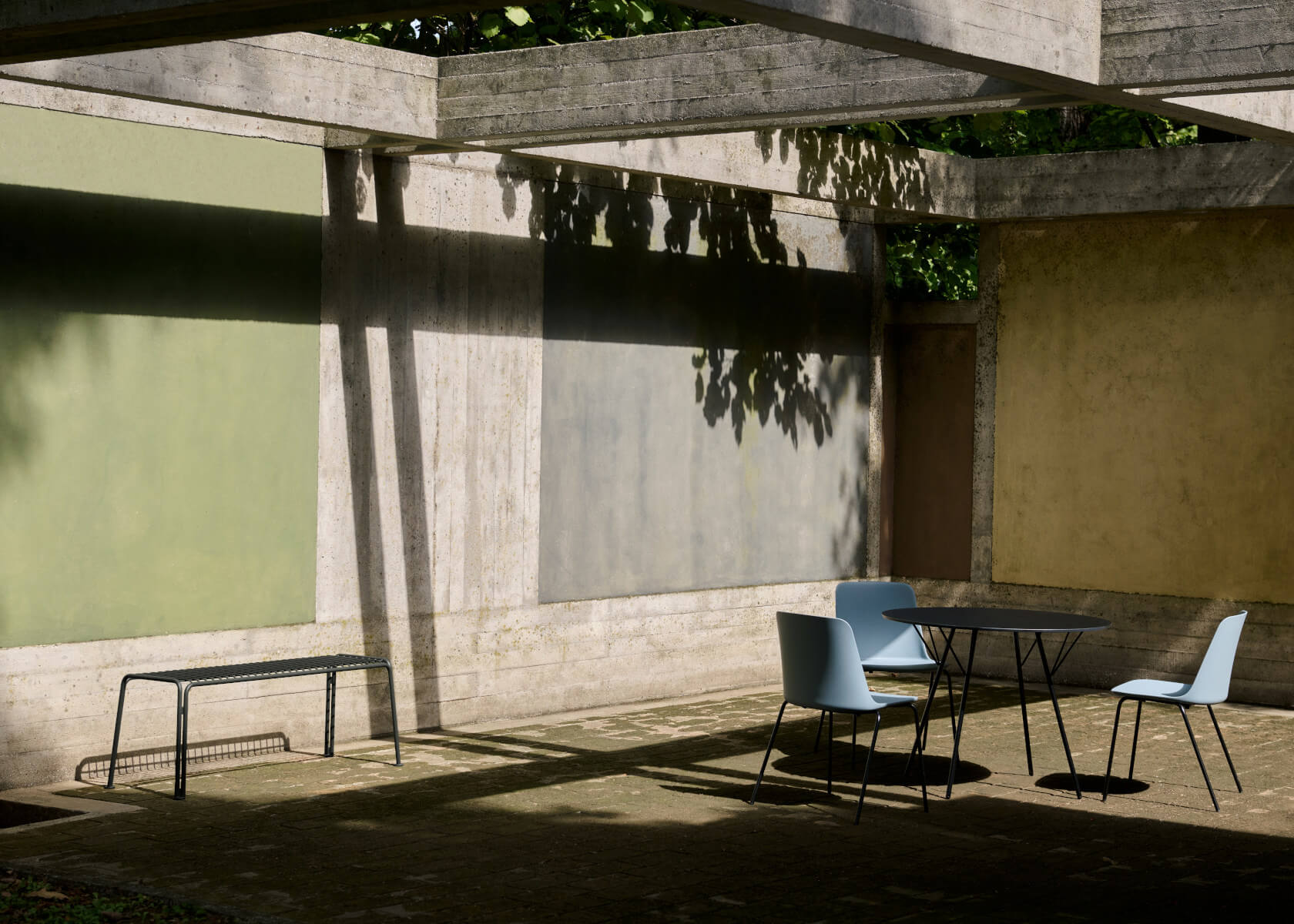 &Tradition Thorvald SC112 Gartenbank, robuste pulverbeschichtete Stahlkonstruktion, ideal für Außenbereiche.