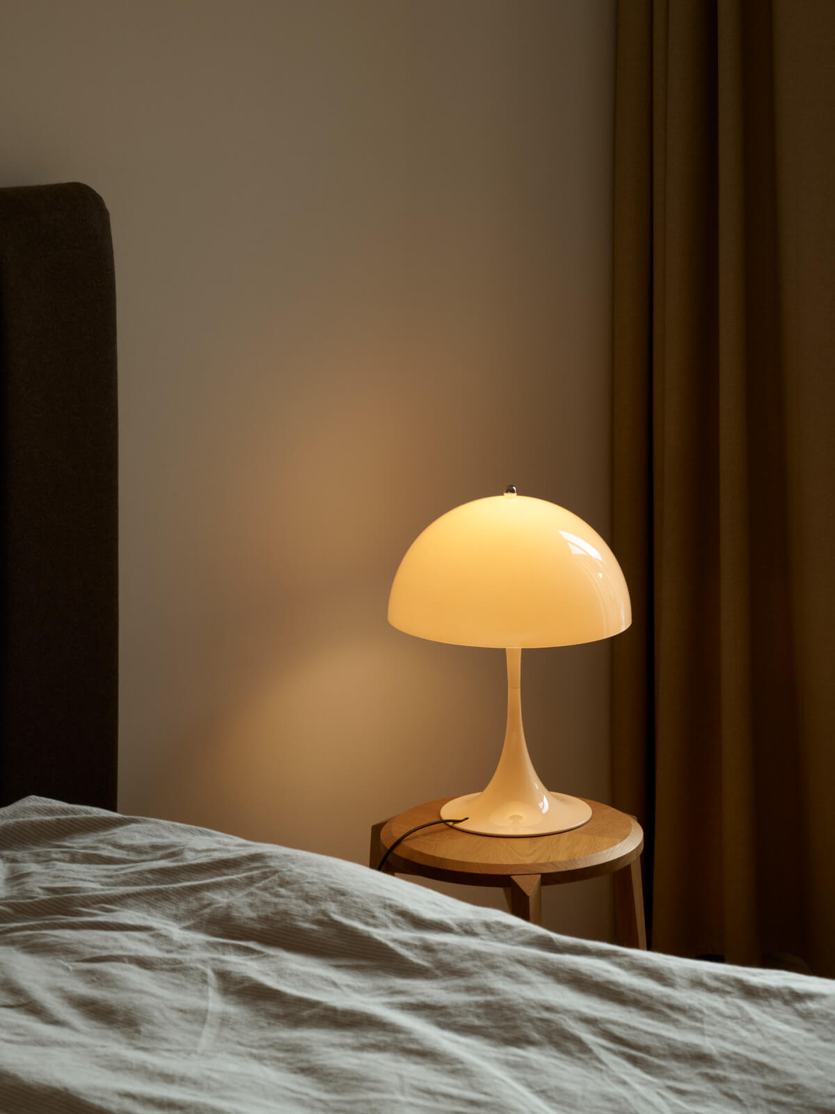 Louis Poulsen Panthella 320 Tischleuchte, klassische Designerlampe mit Diffusor für weiches, gleichmäßiges Licht.