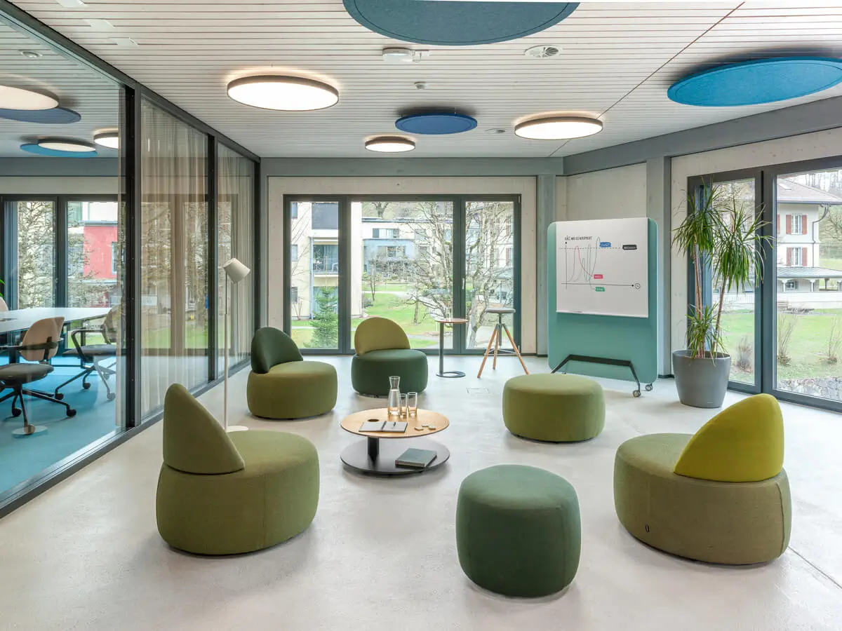 Girsberger Tala Rundtisch als niedriger Loungetisch in einem offenen Arbeits- und Besprechungsbereich.