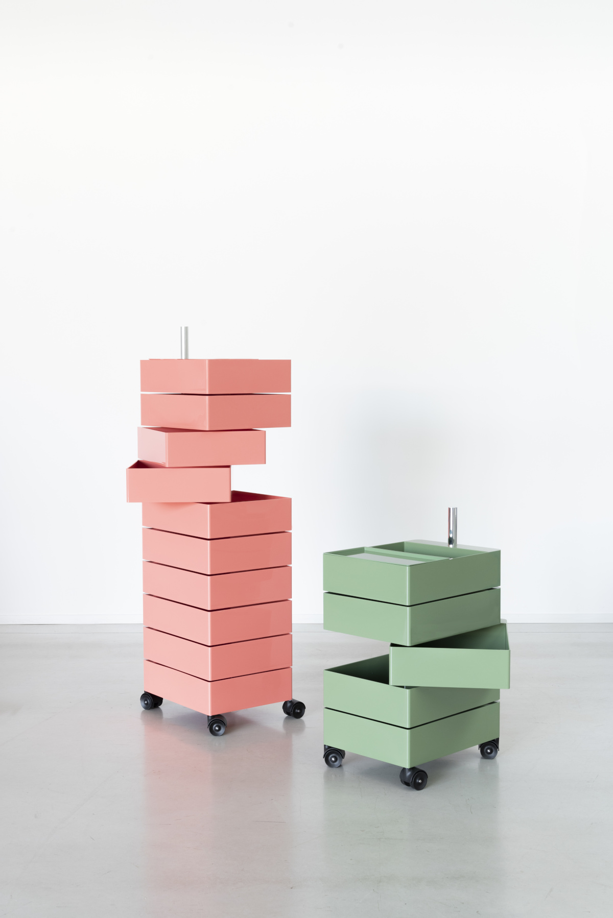 Magis 360° Rollcontainer im minimalistischen Büro, hochwertig, funktional und stilvoll für Ordnung am Arbeitsplatz