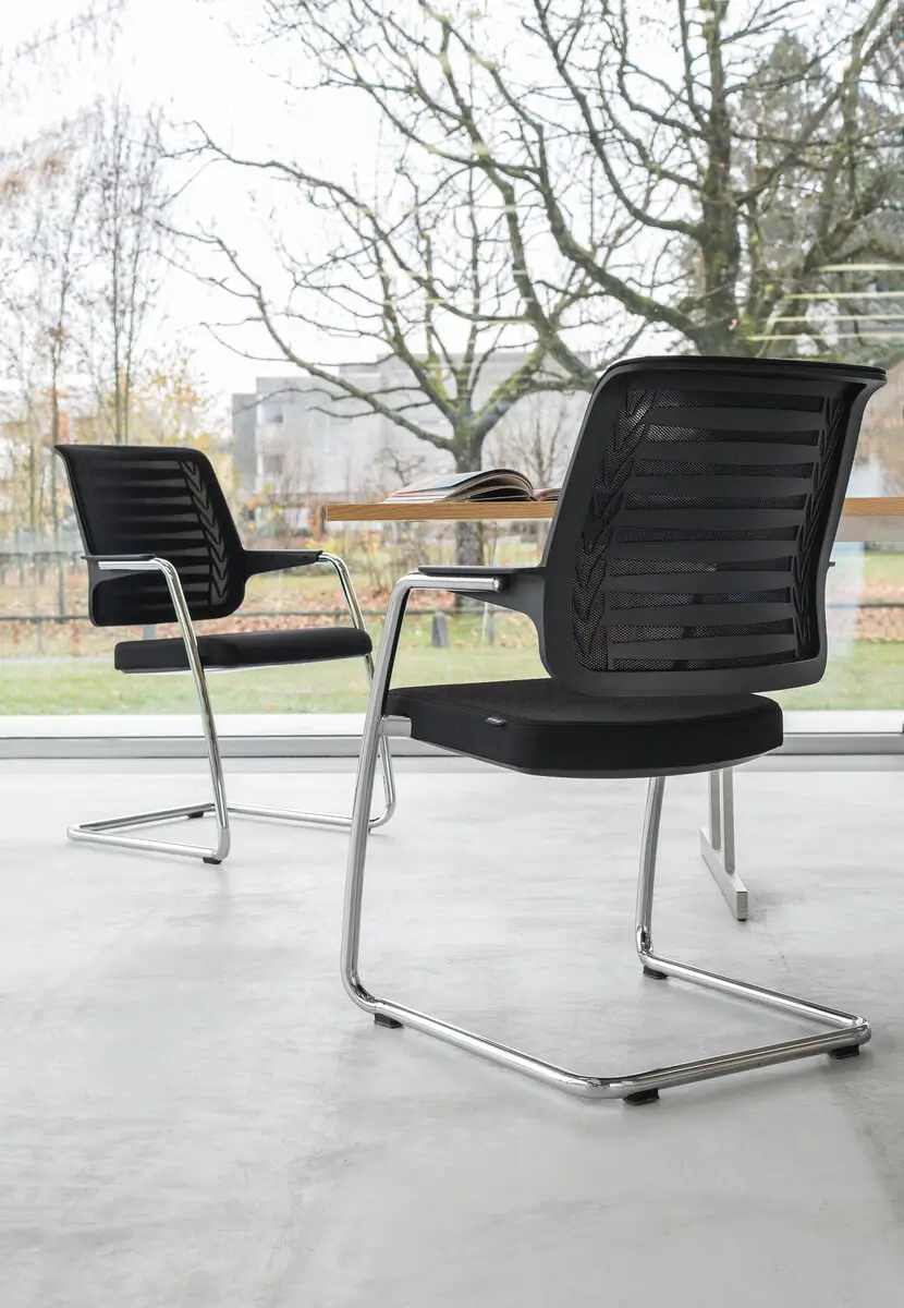Girsberger Connexion Freischwinger als komfortable Sitzgelegenheit am Besprechungstisch.