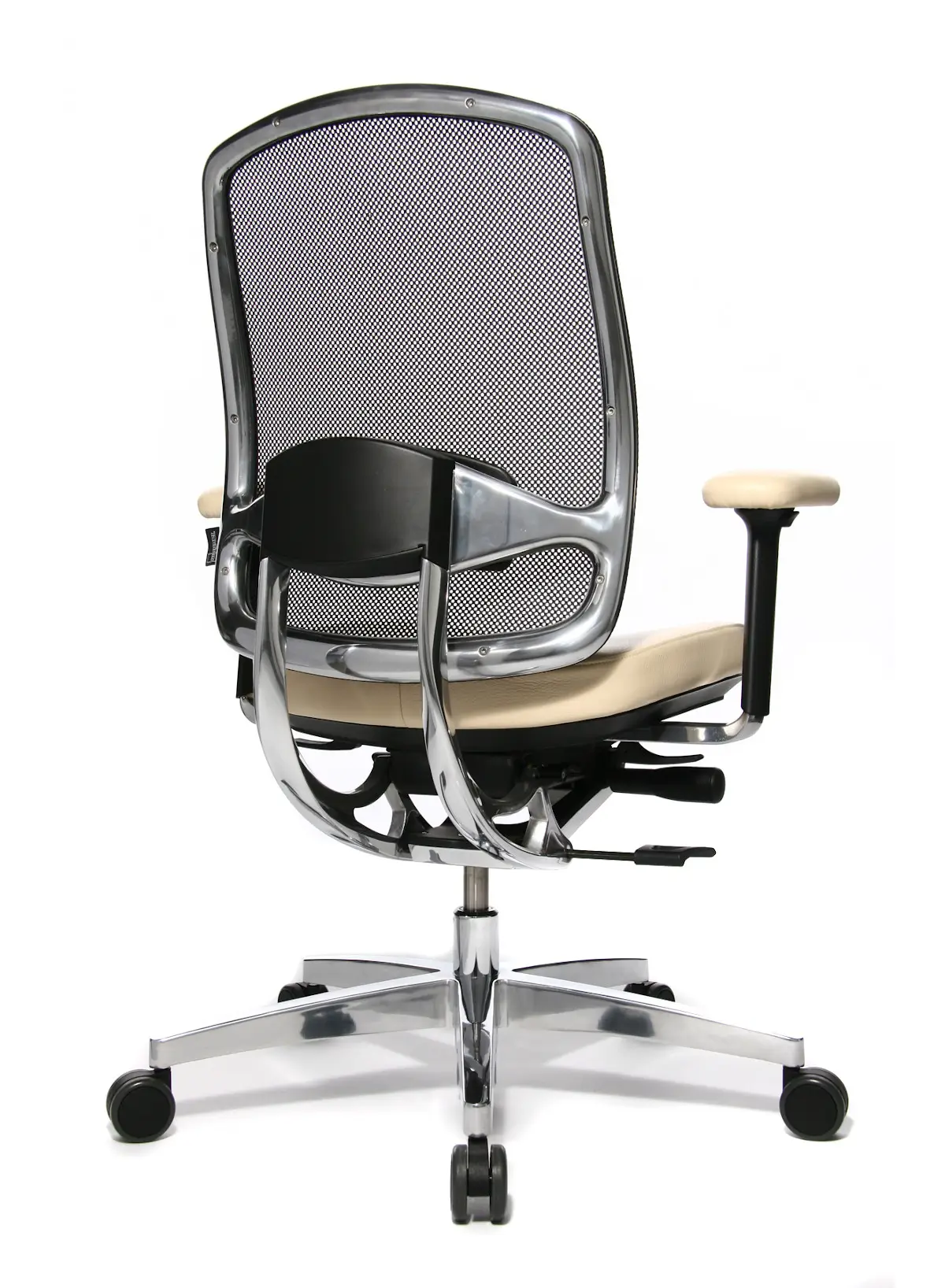 Schrägansicht von hinten des Wagner AluMedic Limited Bürostuhls mit Netzrückenlehne, ergonomischer Lordosenstütze und poliertem Aluminium-Fußkreuz.