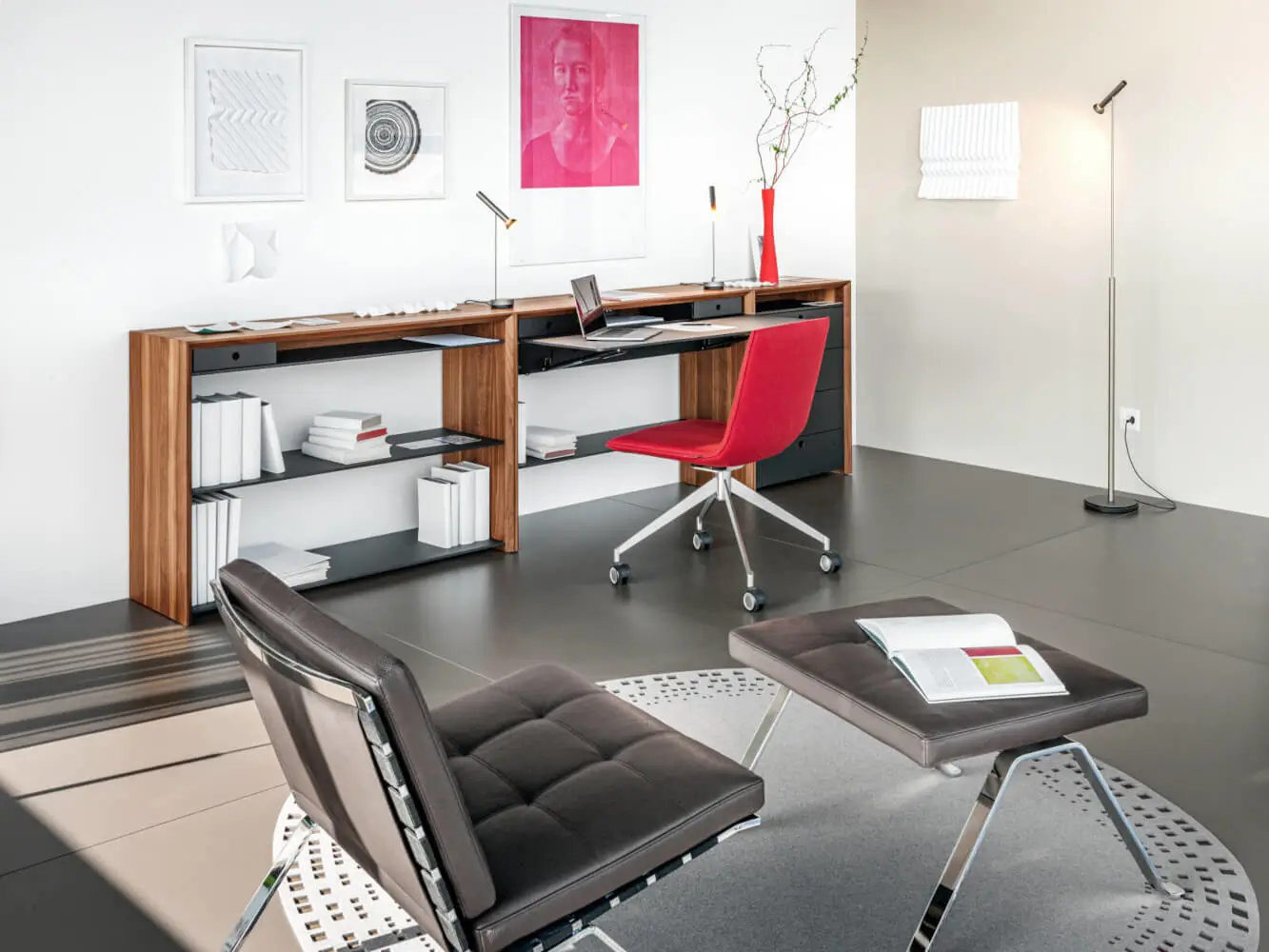 Girsberger Jack Drehstuhl mit Rollen an einem modernen Arbeitsplatz für komfortables Sitzen im Büro.