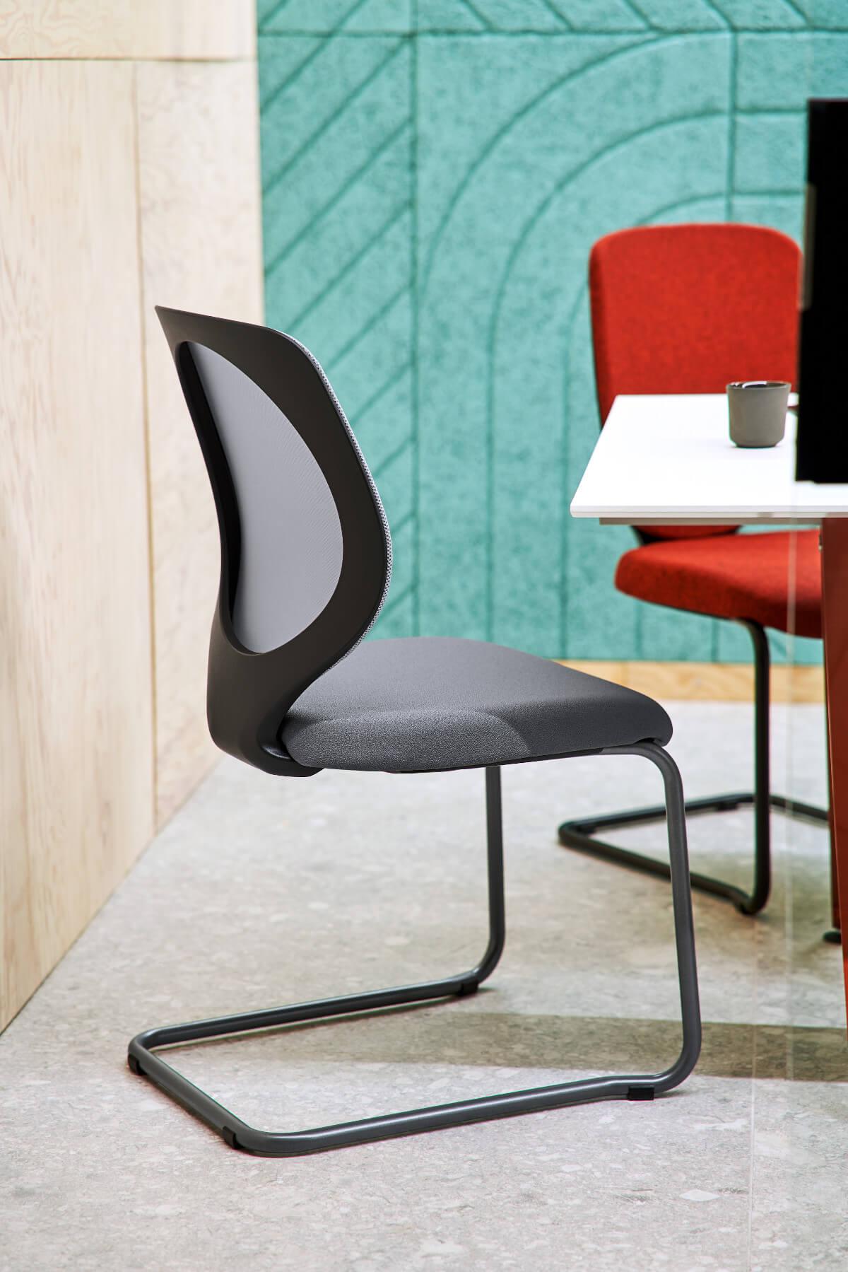 Giroflex 353-3503 Freischwinger Besucherstuhl mit Polsterrücken und Komfortsitz für Büro und Konferenz