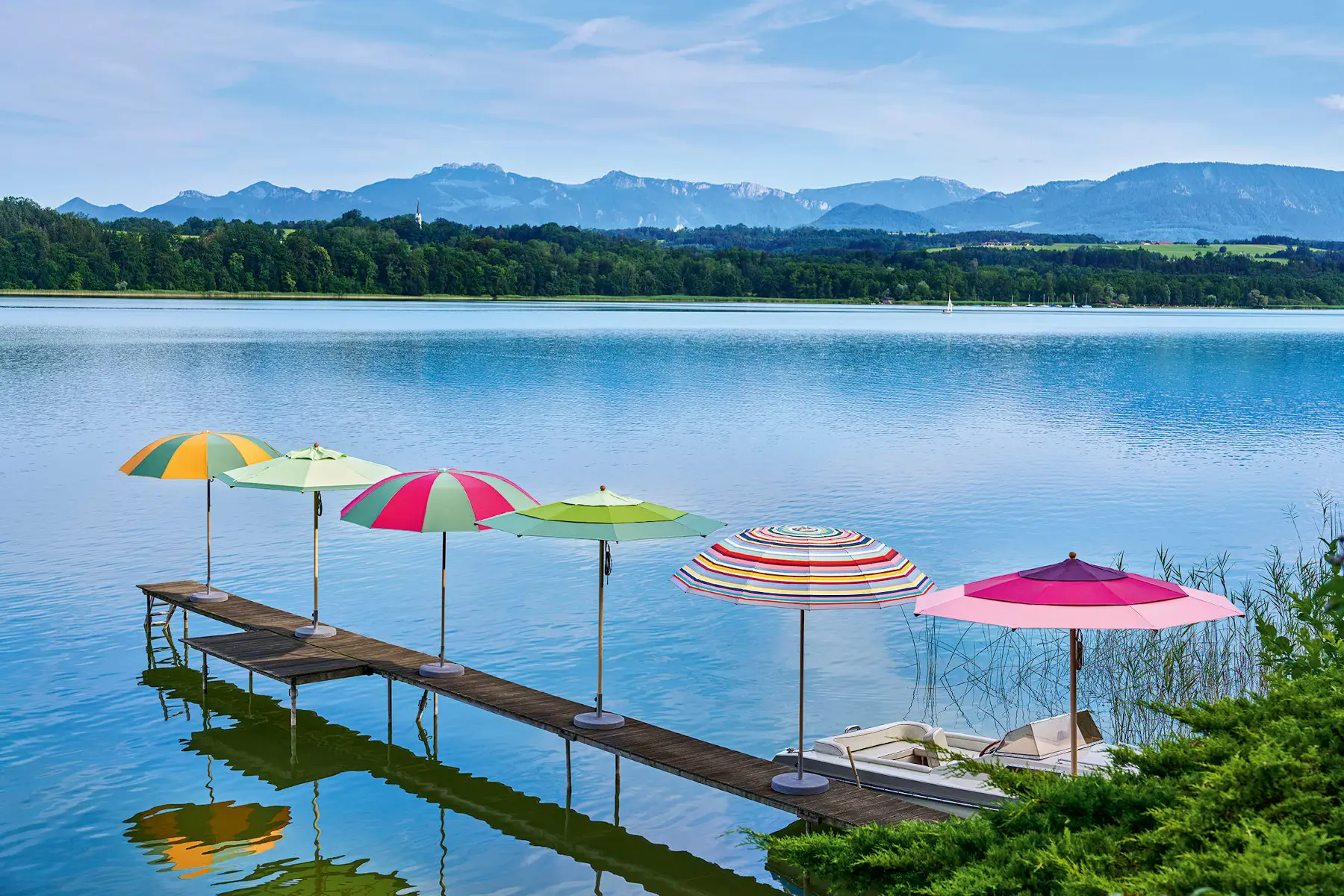 Verschiedene Weishäupl Pagodenschirme auf einem Steg am See
