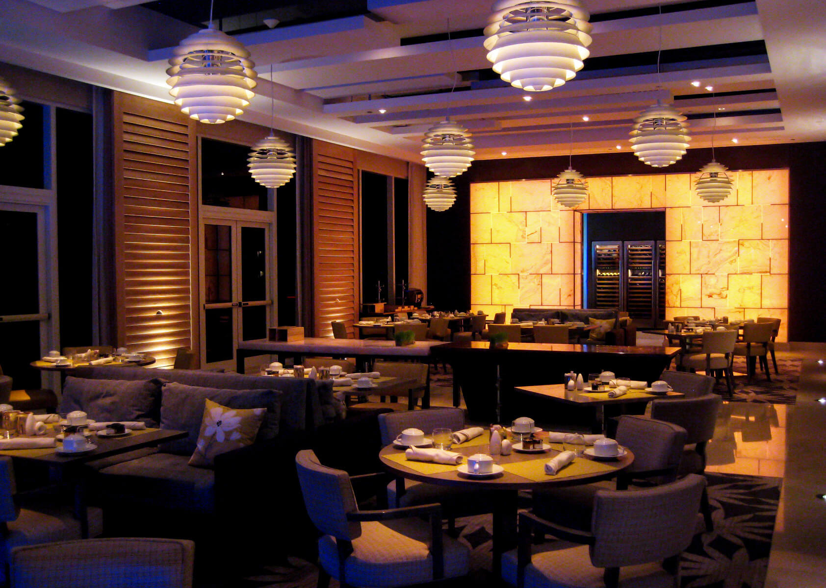 Elegante PH Louvre Pendelleuchte von Louis Poulsen mit 14 Schirmen für gleichmäßige Lichtverteilung.