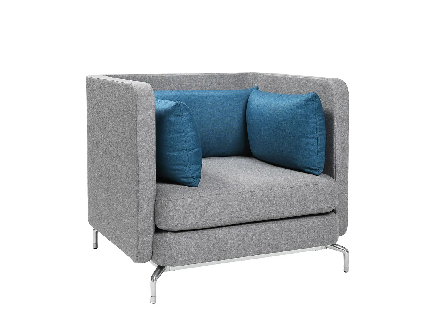 Wagner W-Lounge Low Sessel in Hellgrau mit blauen Kissen aus seitlicher Frontperspektive für stilvolle Empfangs- und Loungebereiche.