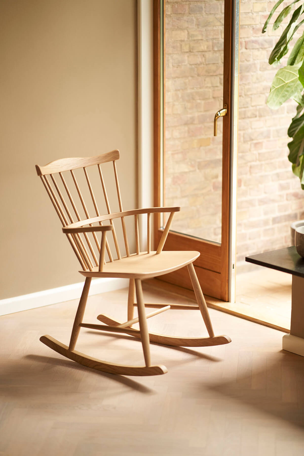 FDB Møbler J52G Schaukelstuhl aus FSC®-zertifiziertem Holz, funktional und stilvoll im modernen Wohnraum